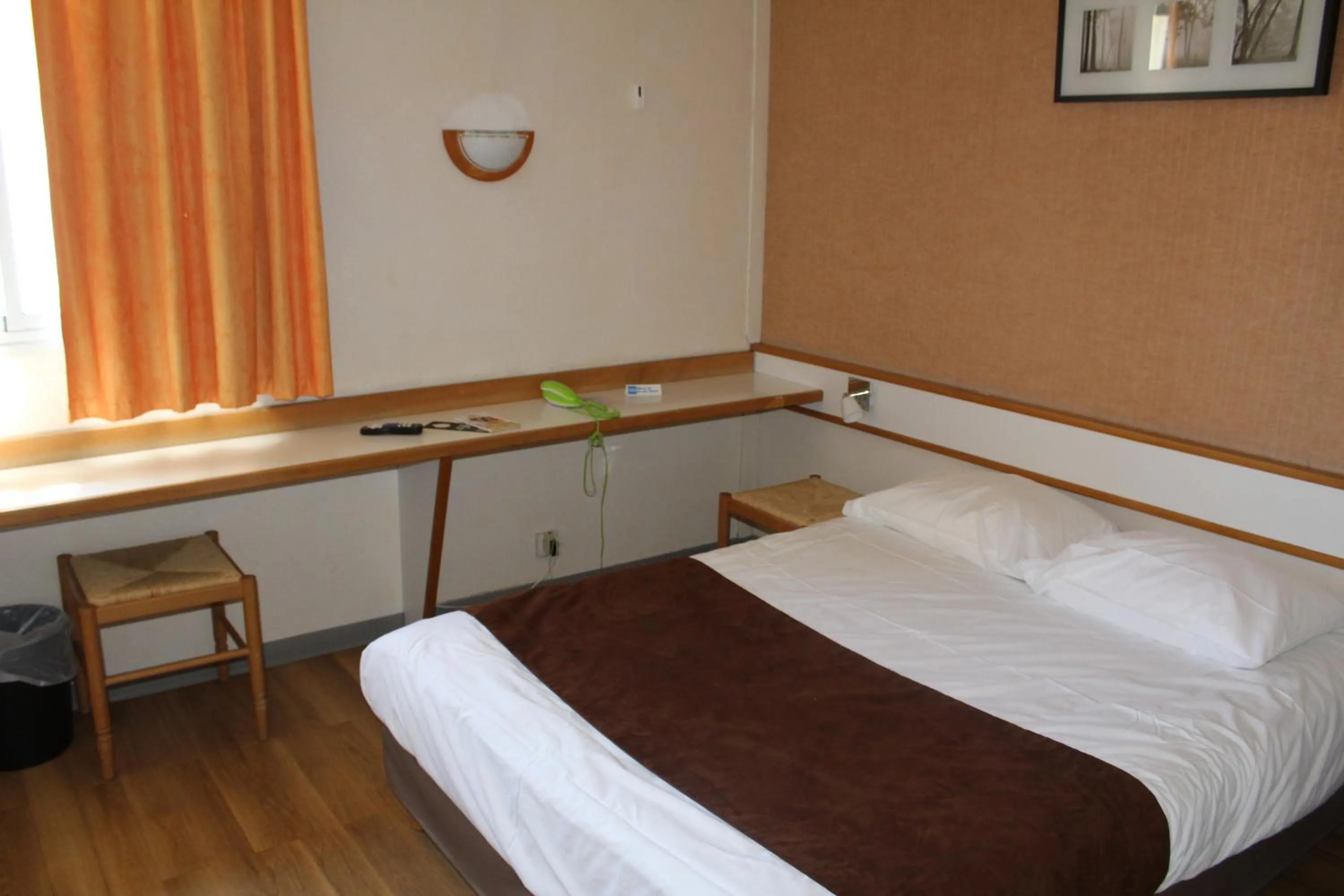 Bed in HOTEL Chateau-Thierry Centre