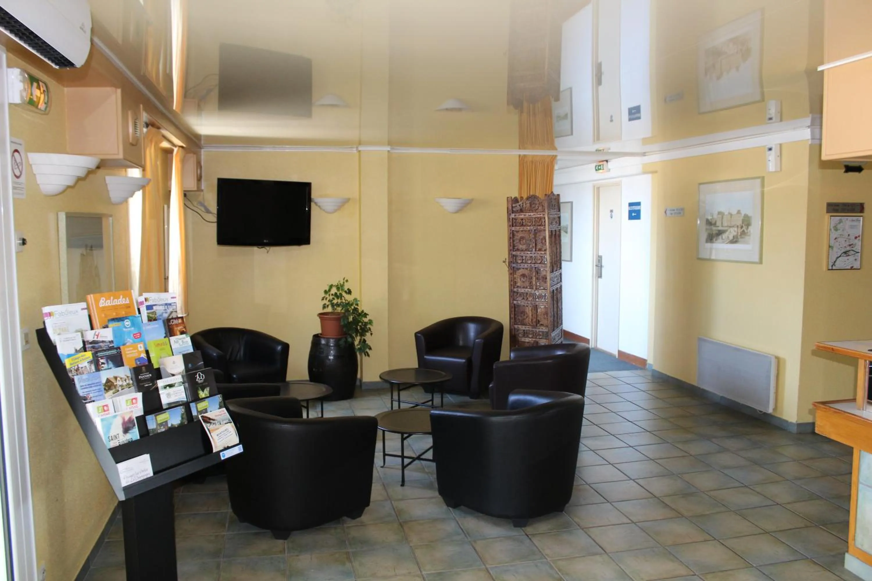 Lounge or bar in HOTEL Chateau-Thierry Centre