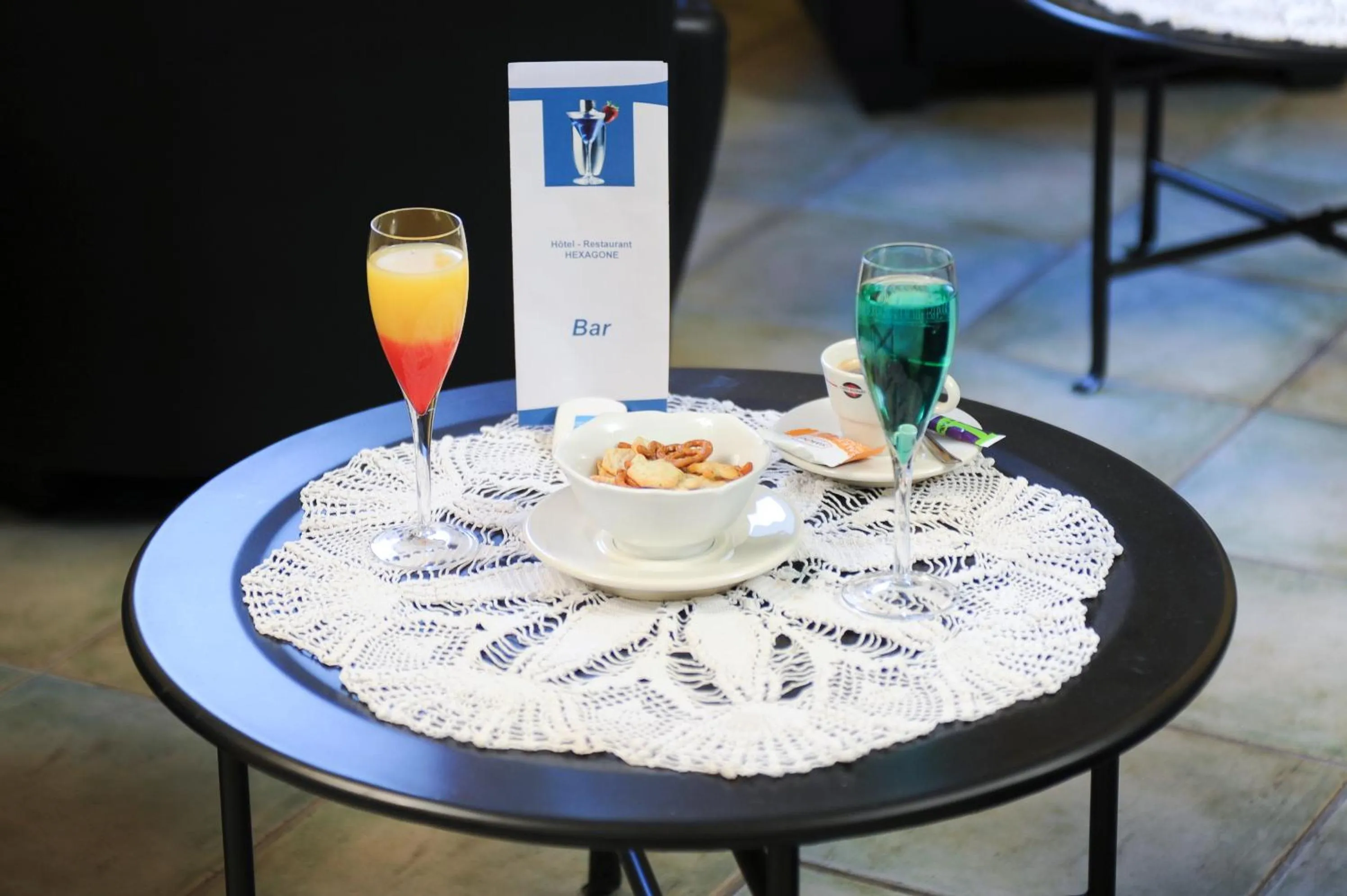 Communal lounge/ TV room in HOTEL Chateau-Thierry Centre