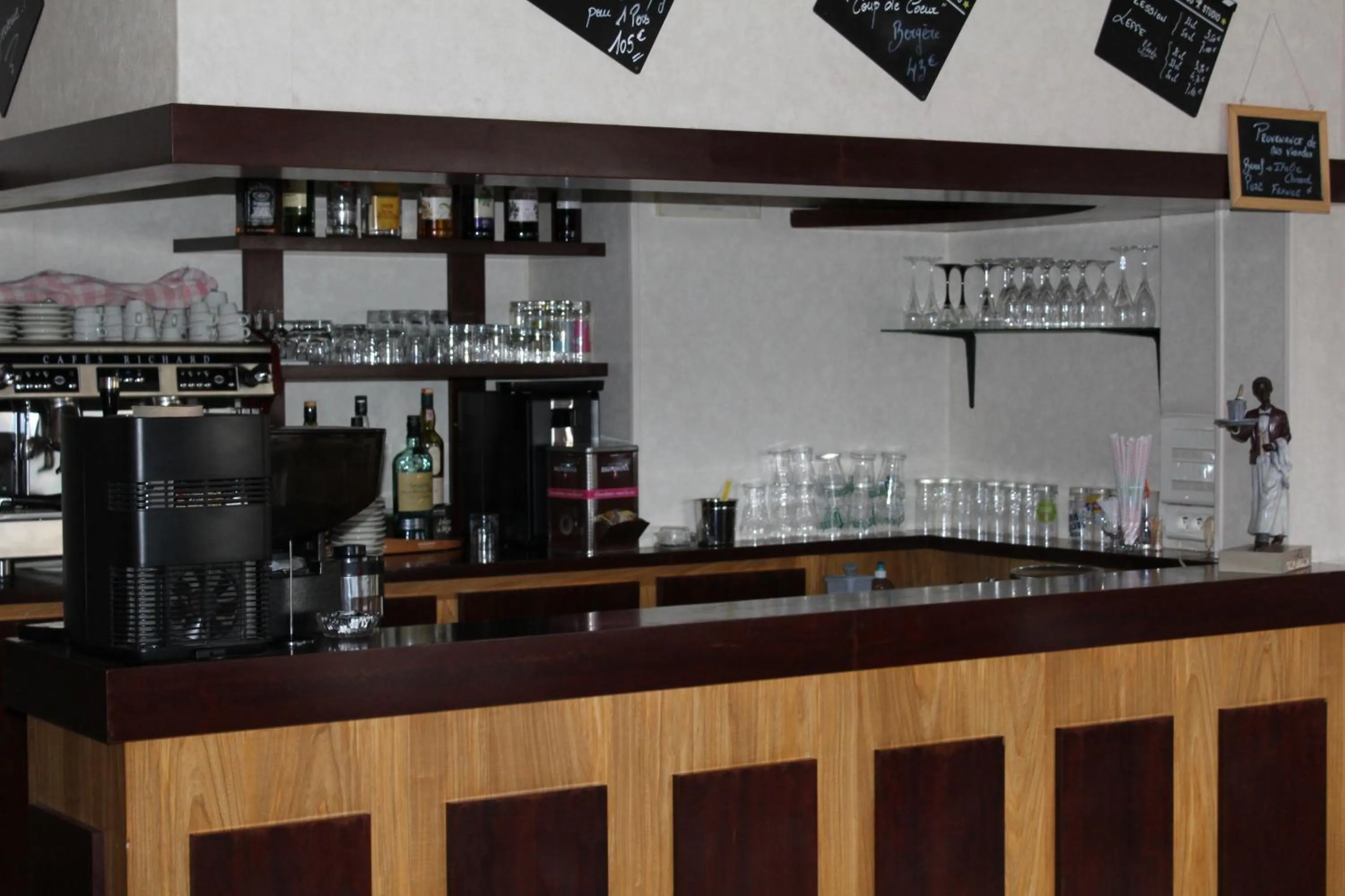 Lounge or bar in HOTEL Chateau-Thierry Centre