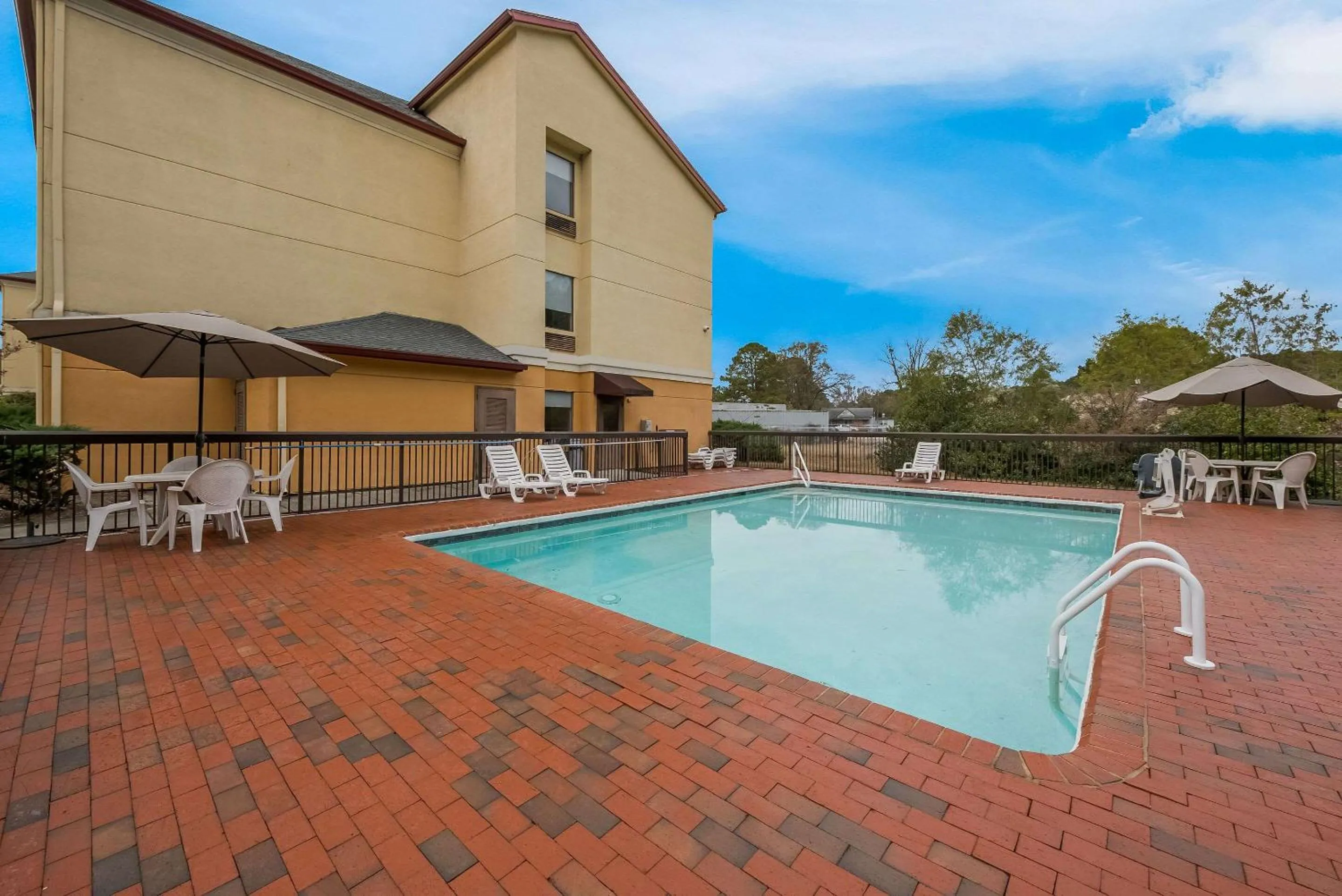 Swimming pool in Comfort Inn Fayetteville I-95