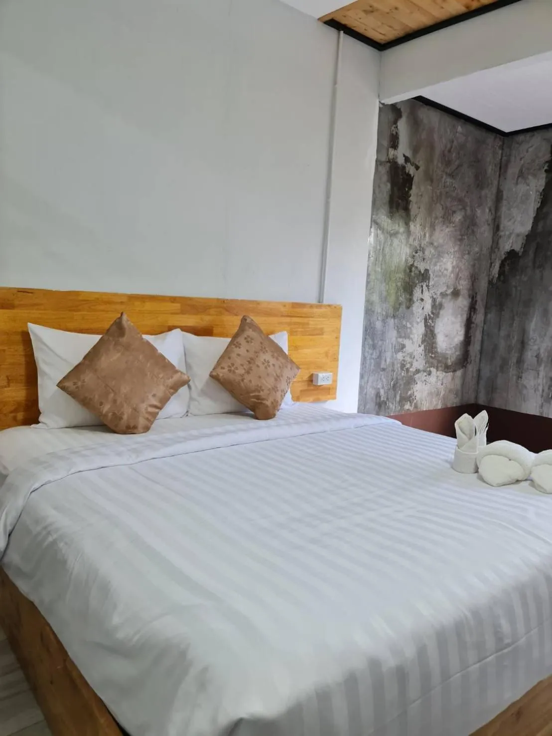 Property building, Bed in Mookboonchu Guesthouse ,Kohmook Trang