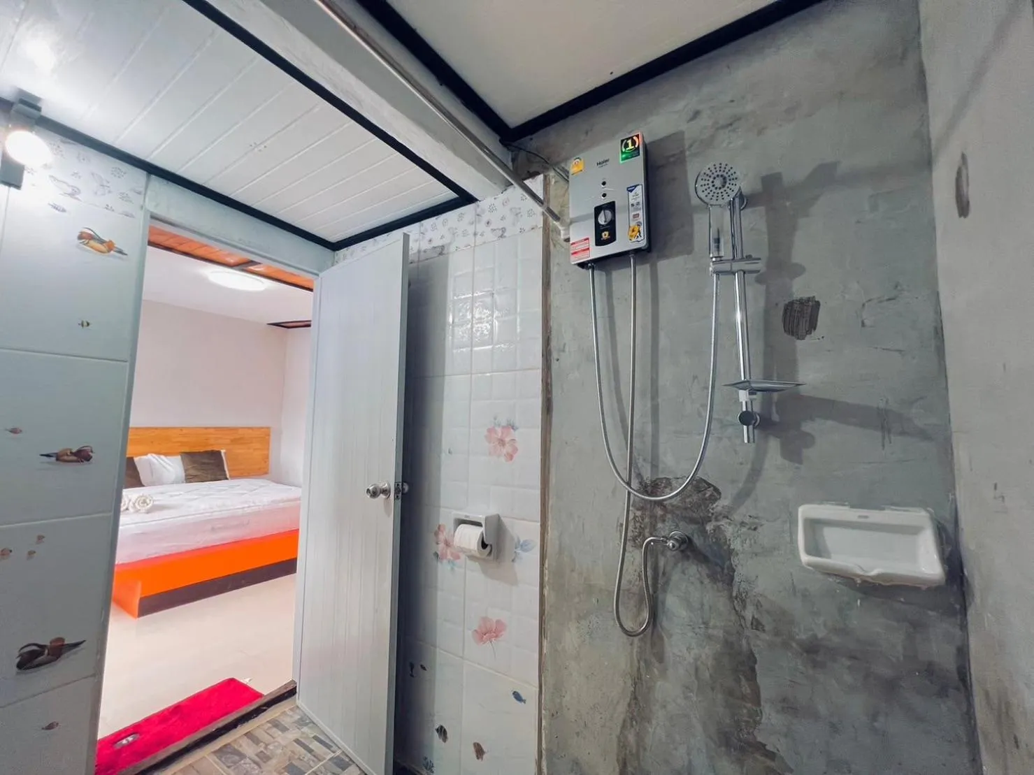 Shower, Bed in Mookboonchu Guesthouse ,Kohmook Trang