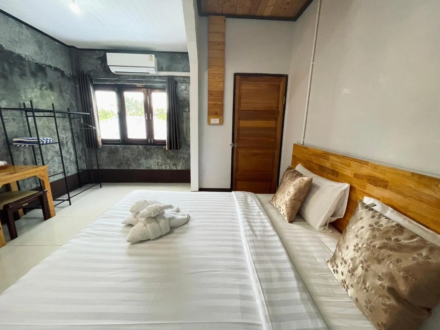 Bed in Mookboonchu Guesthouse ,Kohmook Trang