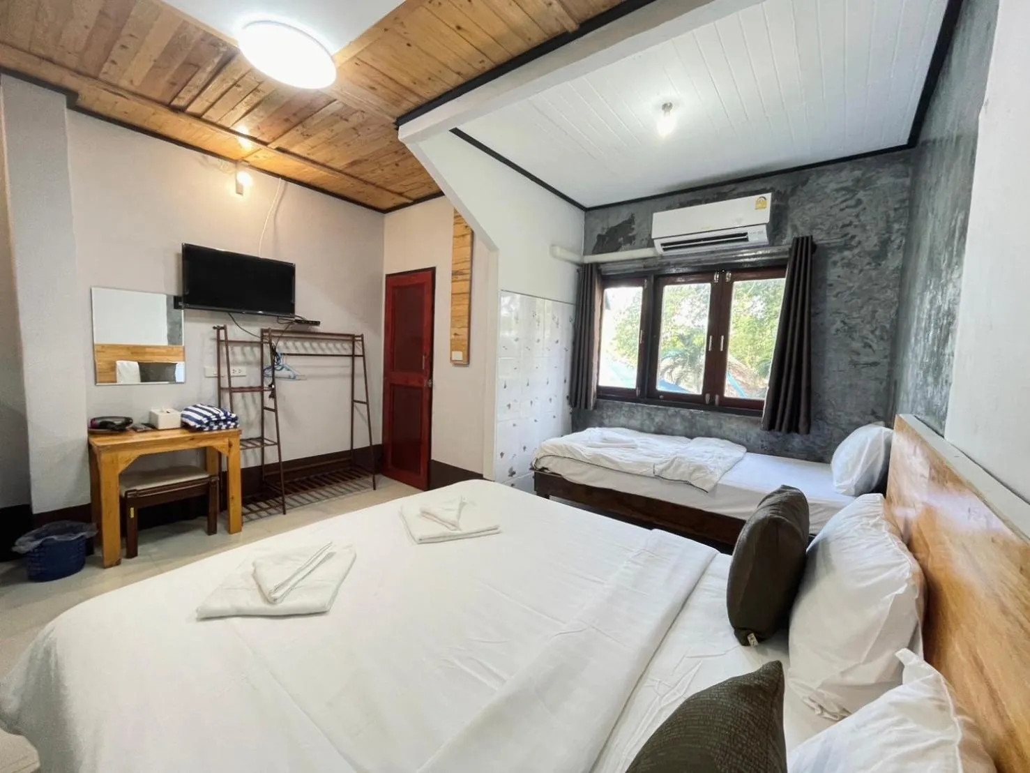 TV and multimedia, Bed in Mookboonchu Guesthouse ,Kohmook Trang