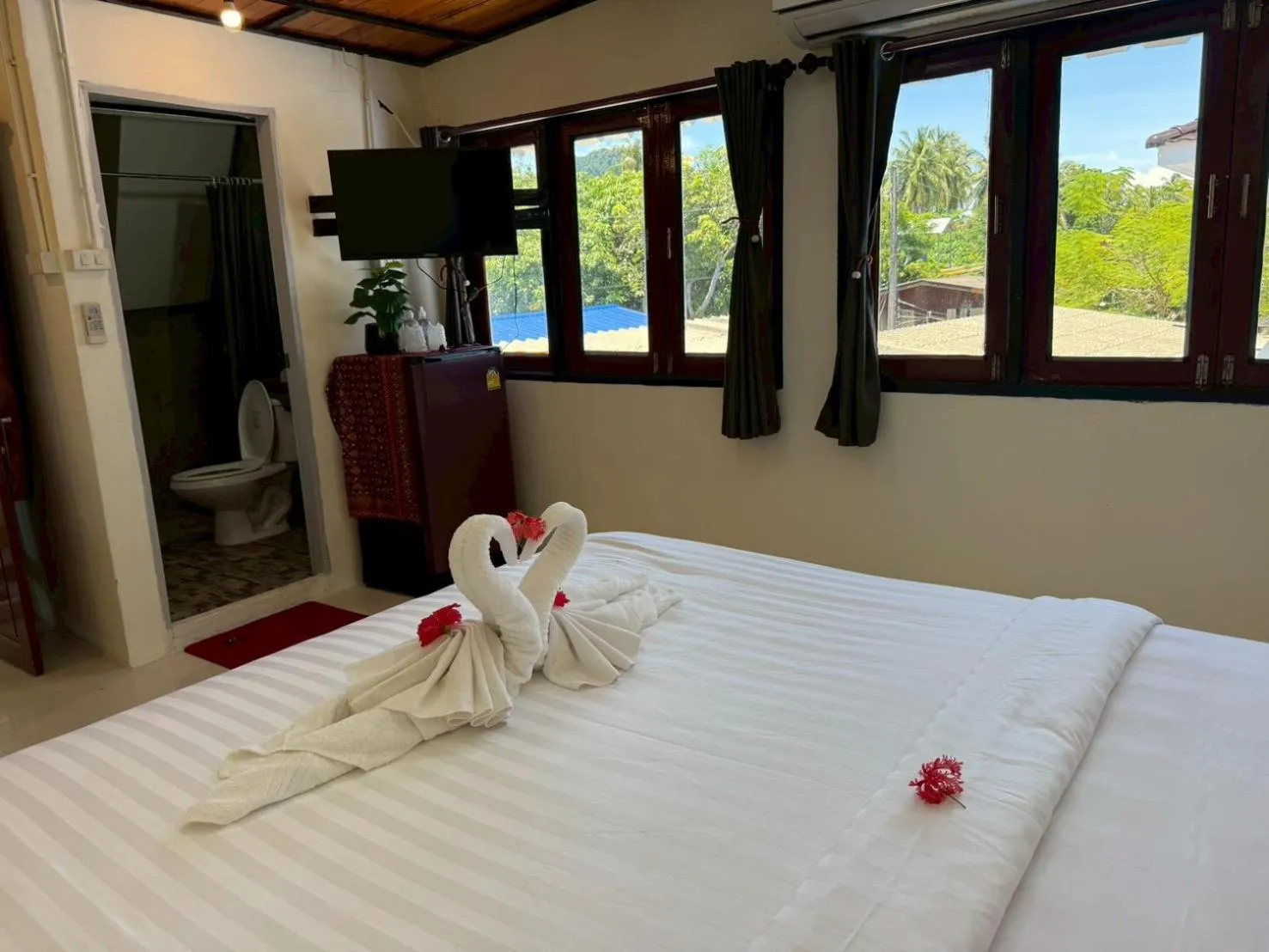 Photo of the whole room, Bed in Mookboonchu Guesthouse ,Kohmook Trang