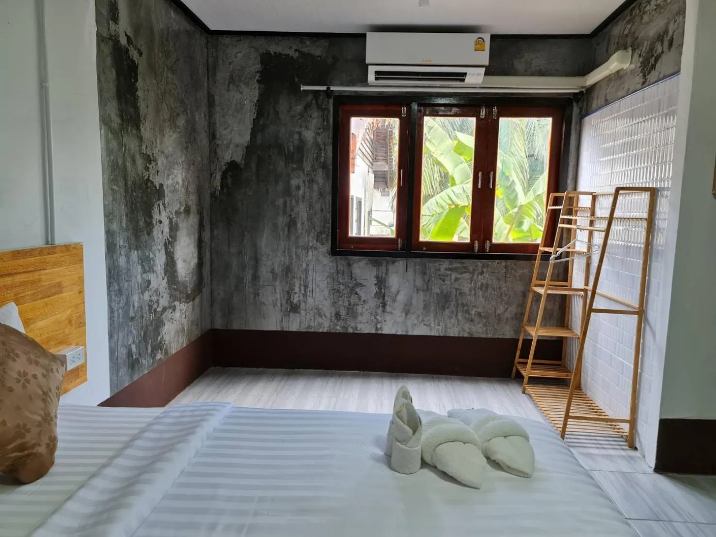 Property building, Bed in Mookboonchu Guesthouse ,Kohmook Trang