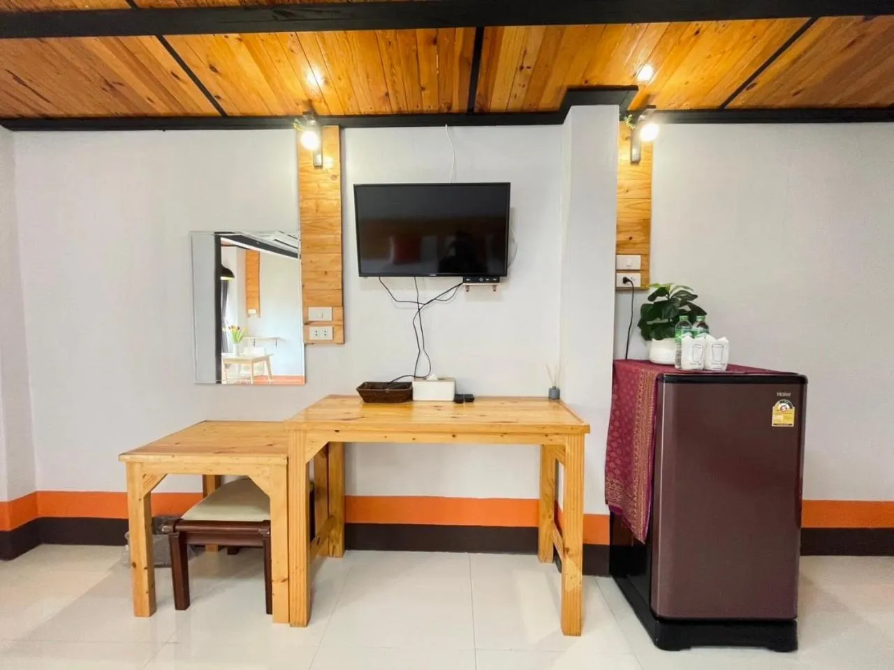 Evening entertainment in Mookboonchu Guesthouse ,Kohmook Trang