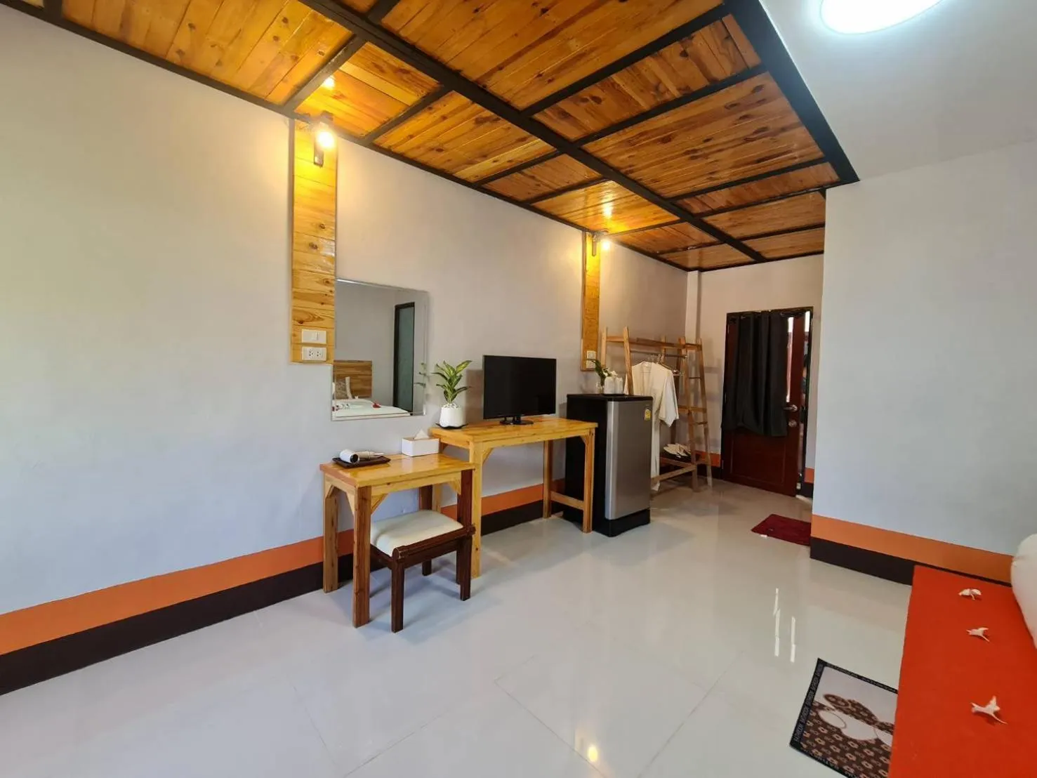 Communal lounge/ TV room in Mookboonchu Guesthouse ,Kohmook Trang