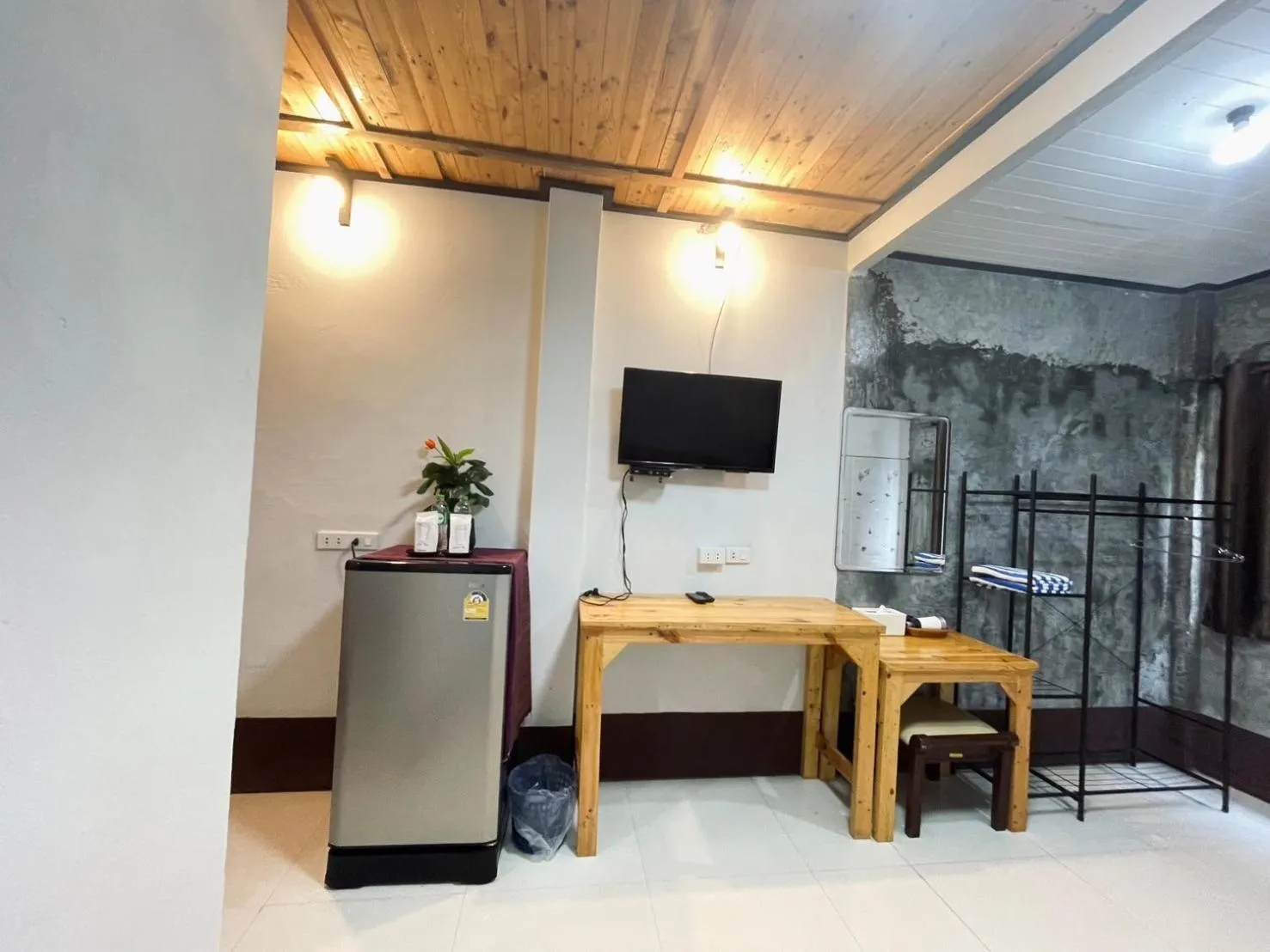 TV and multimedia in Mookboonchu Guesthouse ,Kohmook Trang