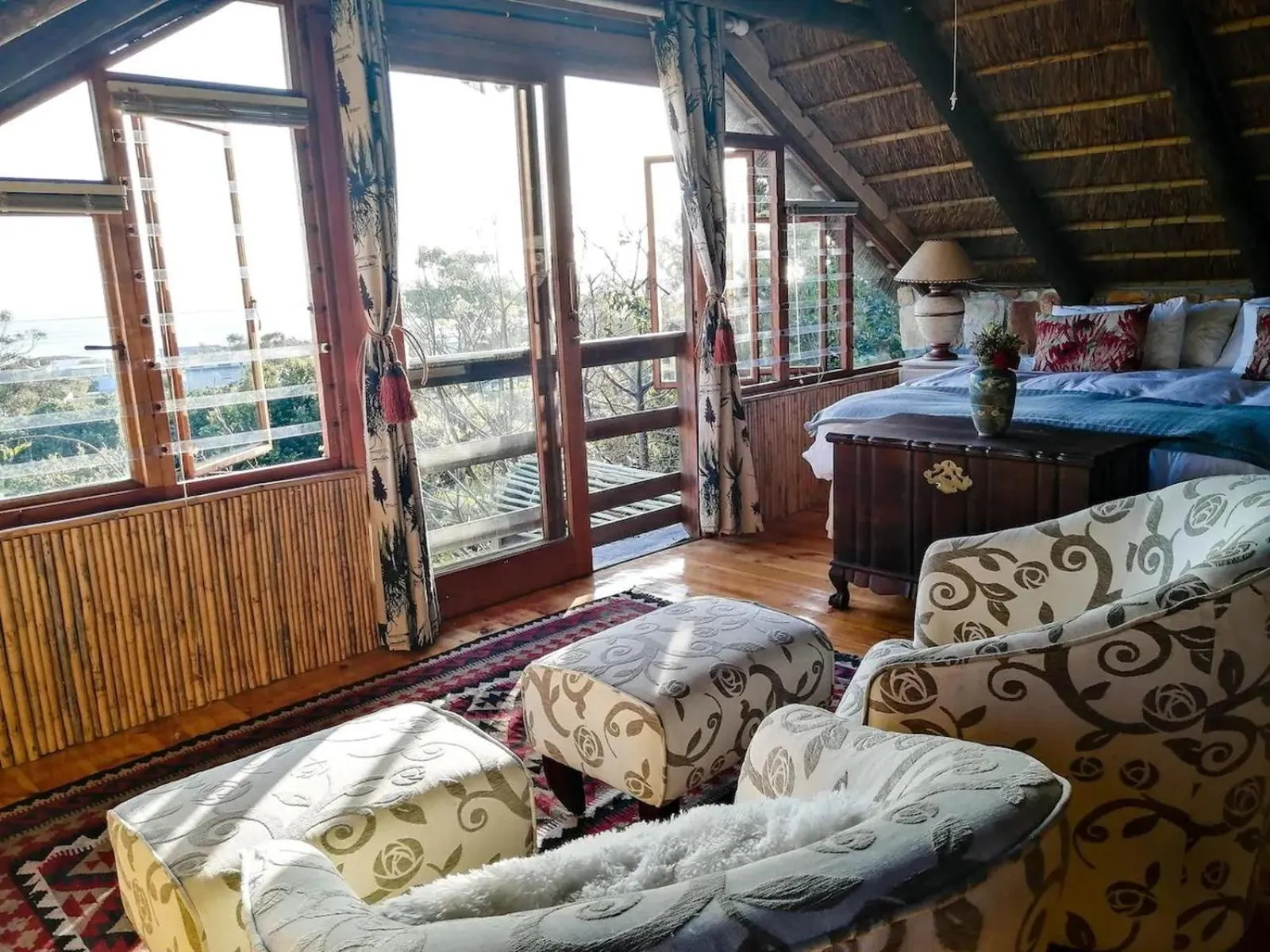 Seating area, Bed in Scarborough Nature Lodge
