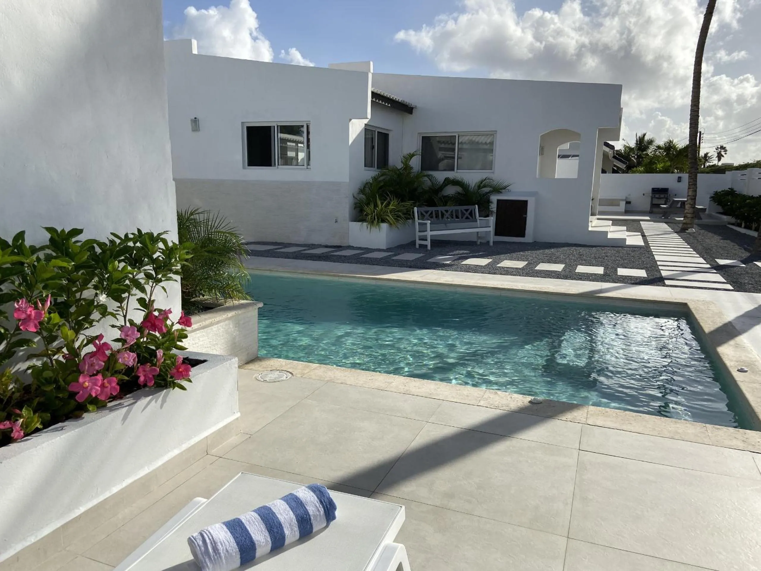 Pool view in Movida Inn Aruba