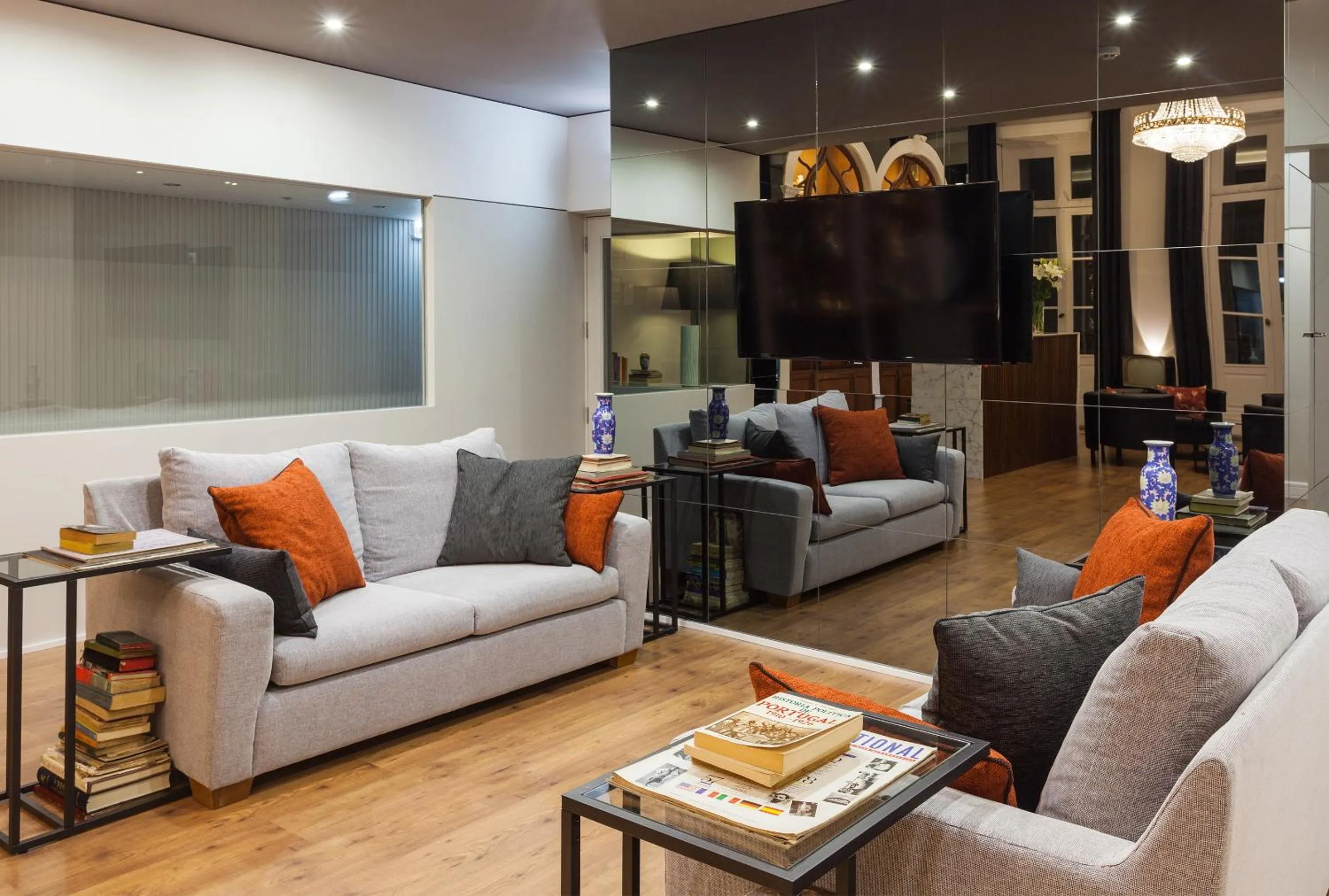 Communal lounge/ TV room in B The Guest Downtown