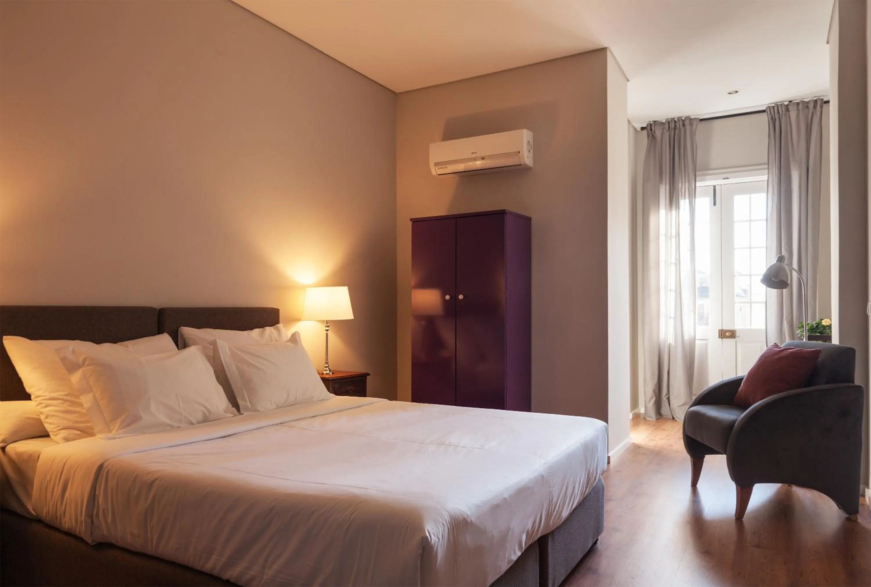 Photo of the whole room, Bed in B The Guest Downtown