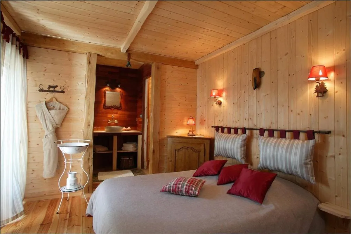 Bed in Hotel Le Rocher Blanc