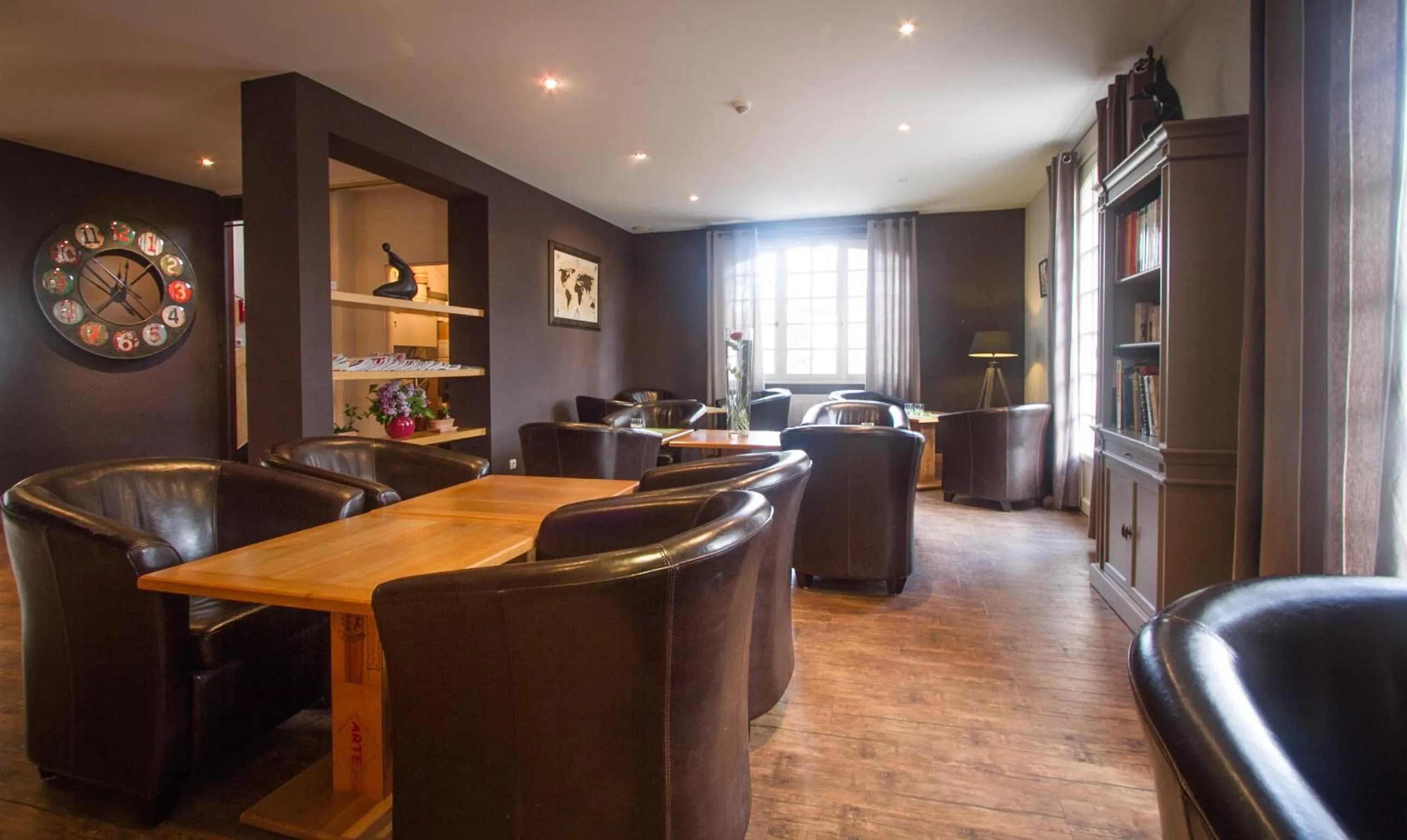 Lounge or bar in Logis L'Ermitage Hôtel & Restaurant