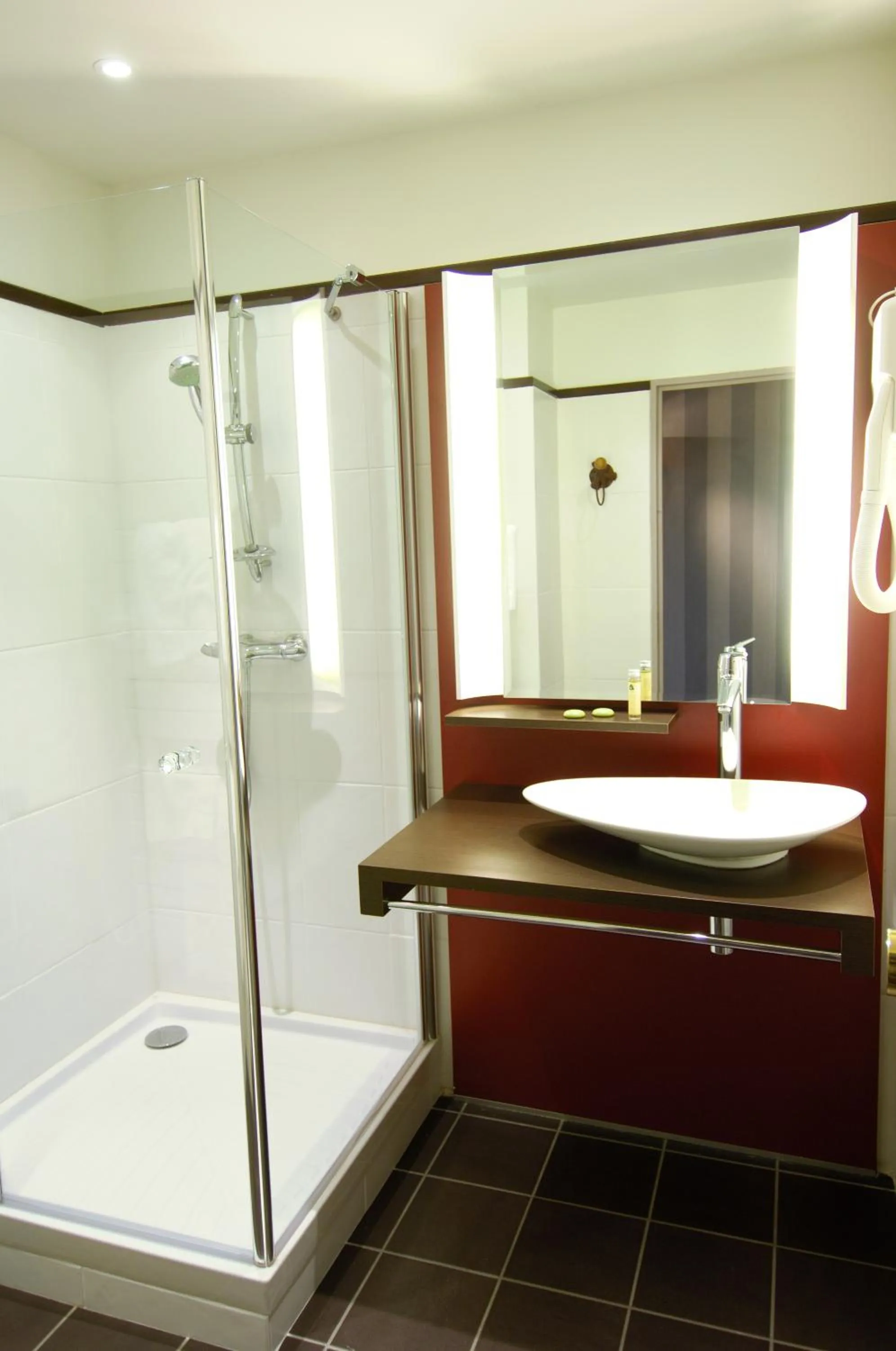 Shower in Logis L'Ermitage Hôtel & Restaurant