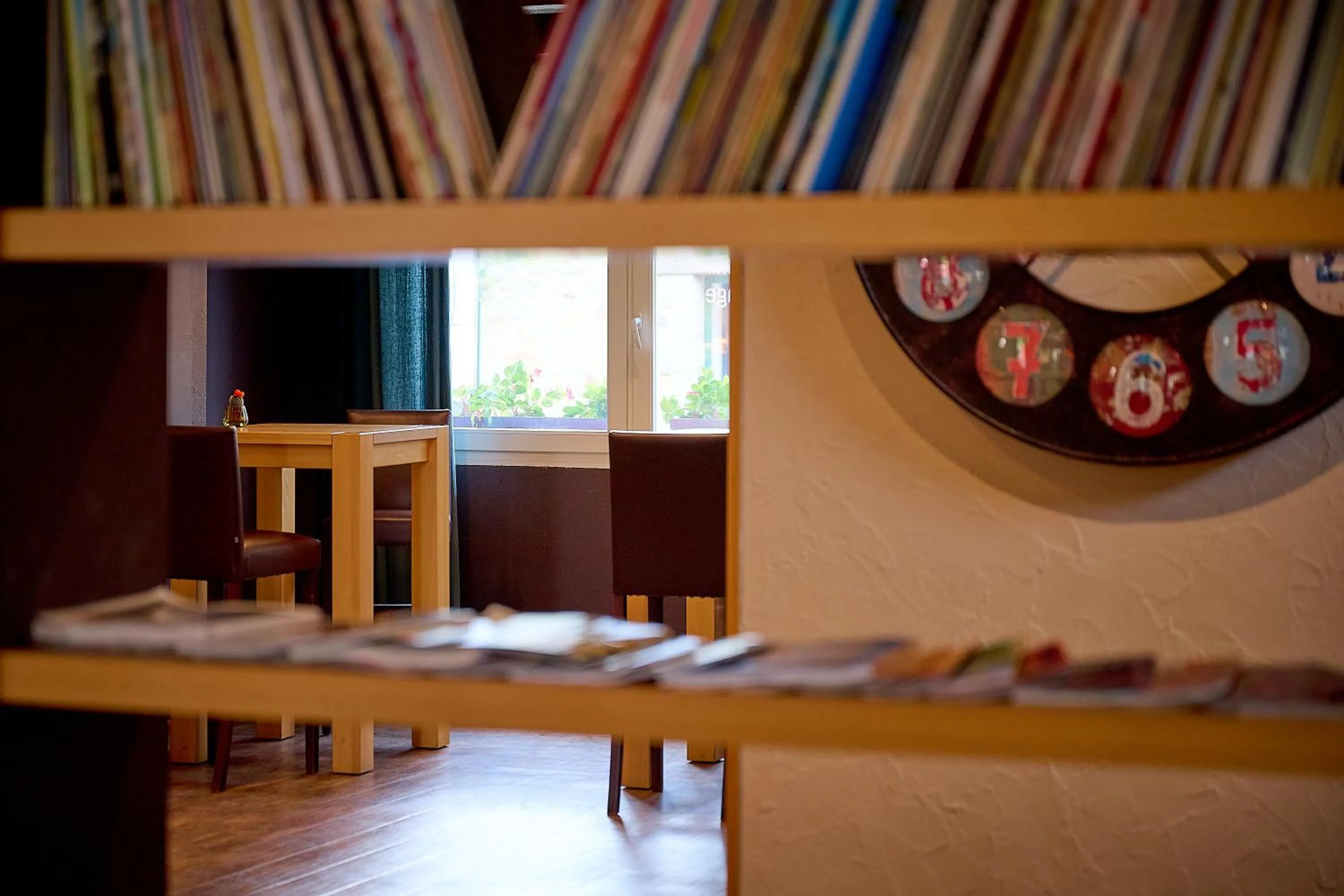 Library in Logis L'Ermitage Hôtel & Restaurant