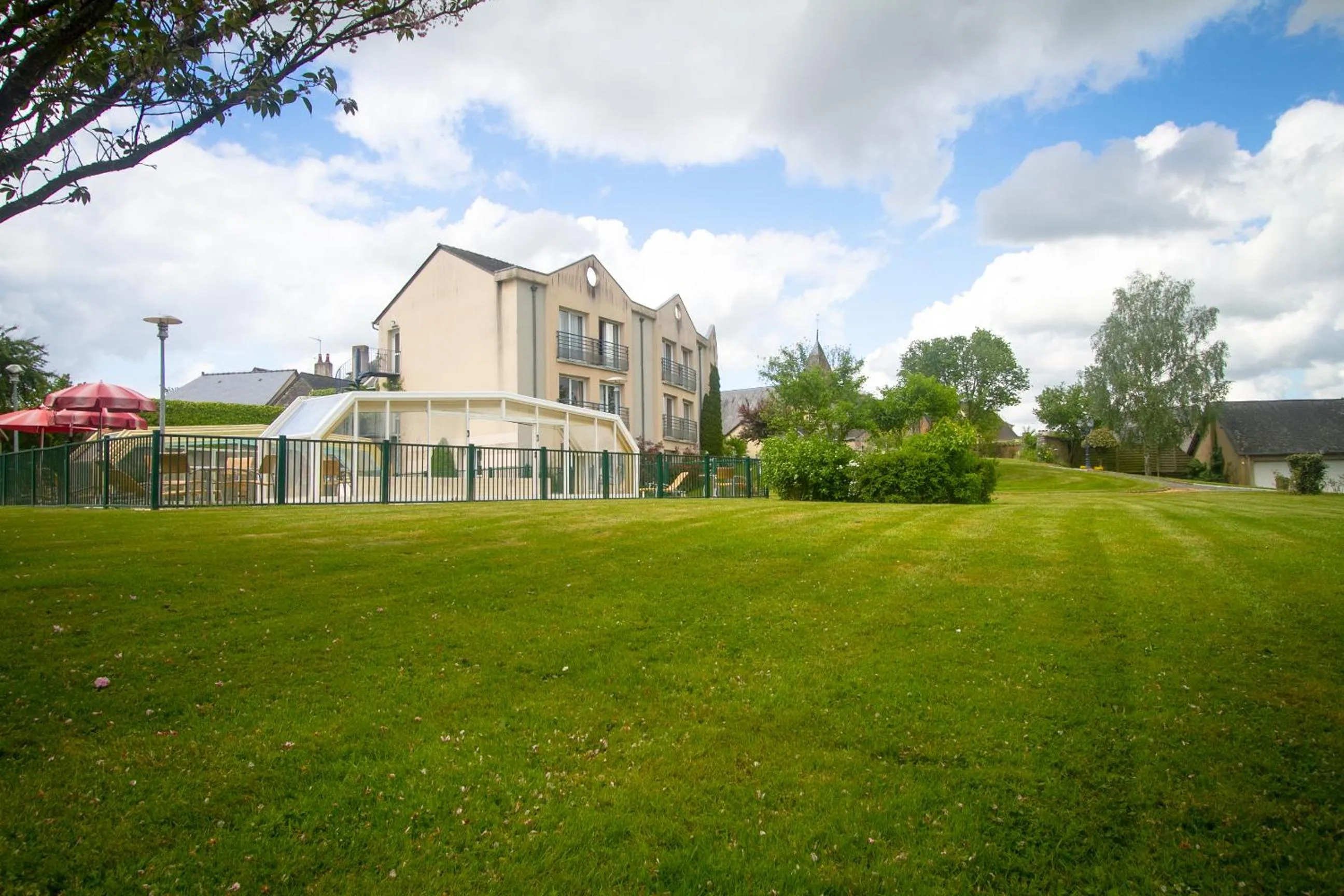 Facade/entrance in Logis L'Ermitage Hôtel & Restaurant