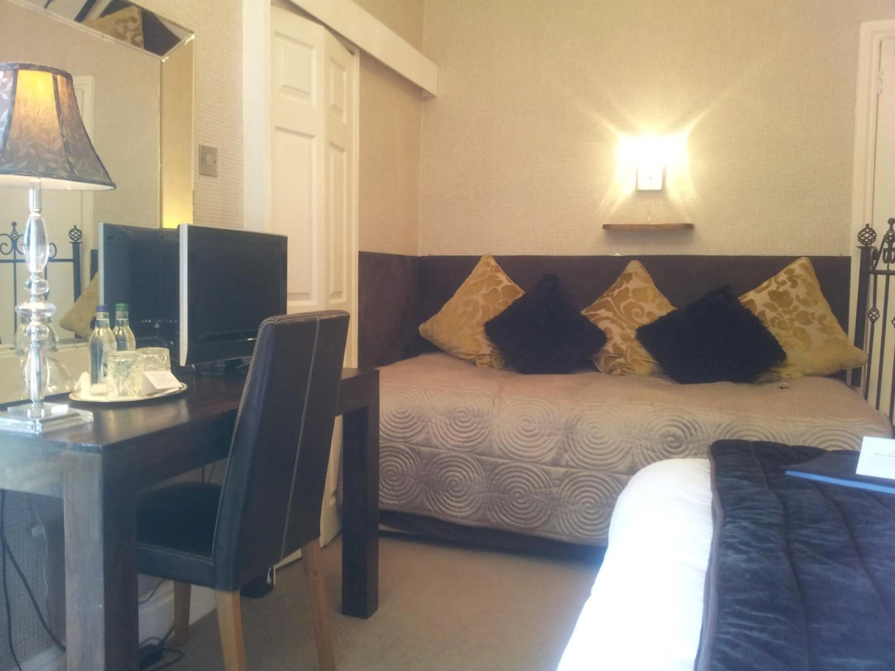 Bedroom, Bed in The Ambassador Townhouse