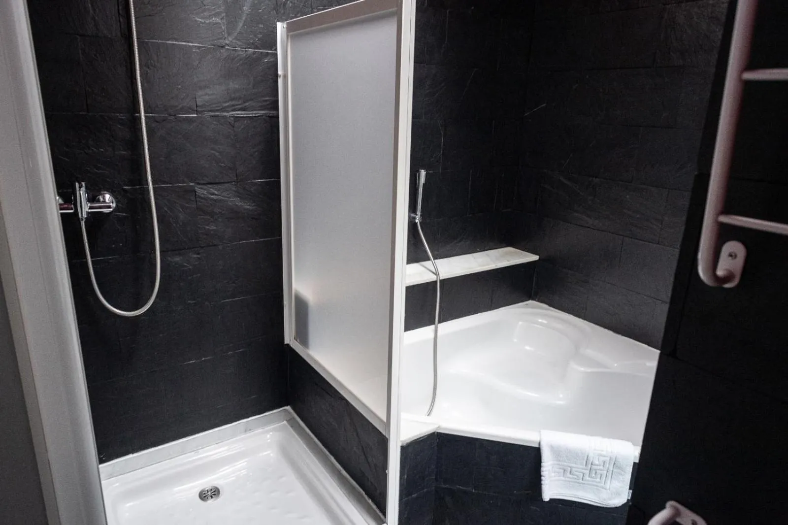 Shower in Hotel Castillo del Alba