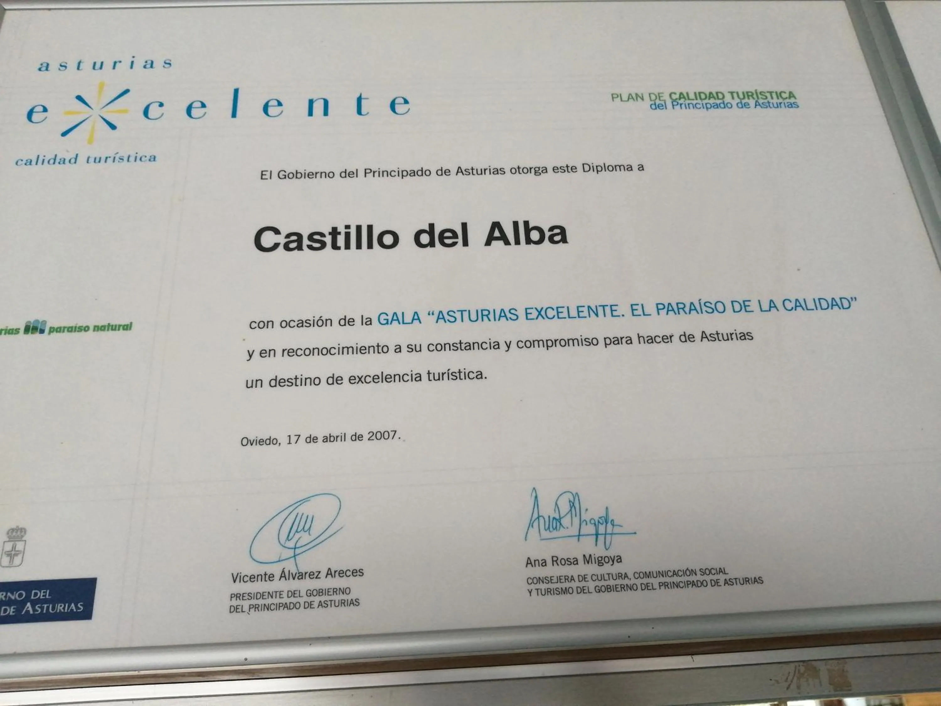 Text overlay in Hotel Castillo del Alba