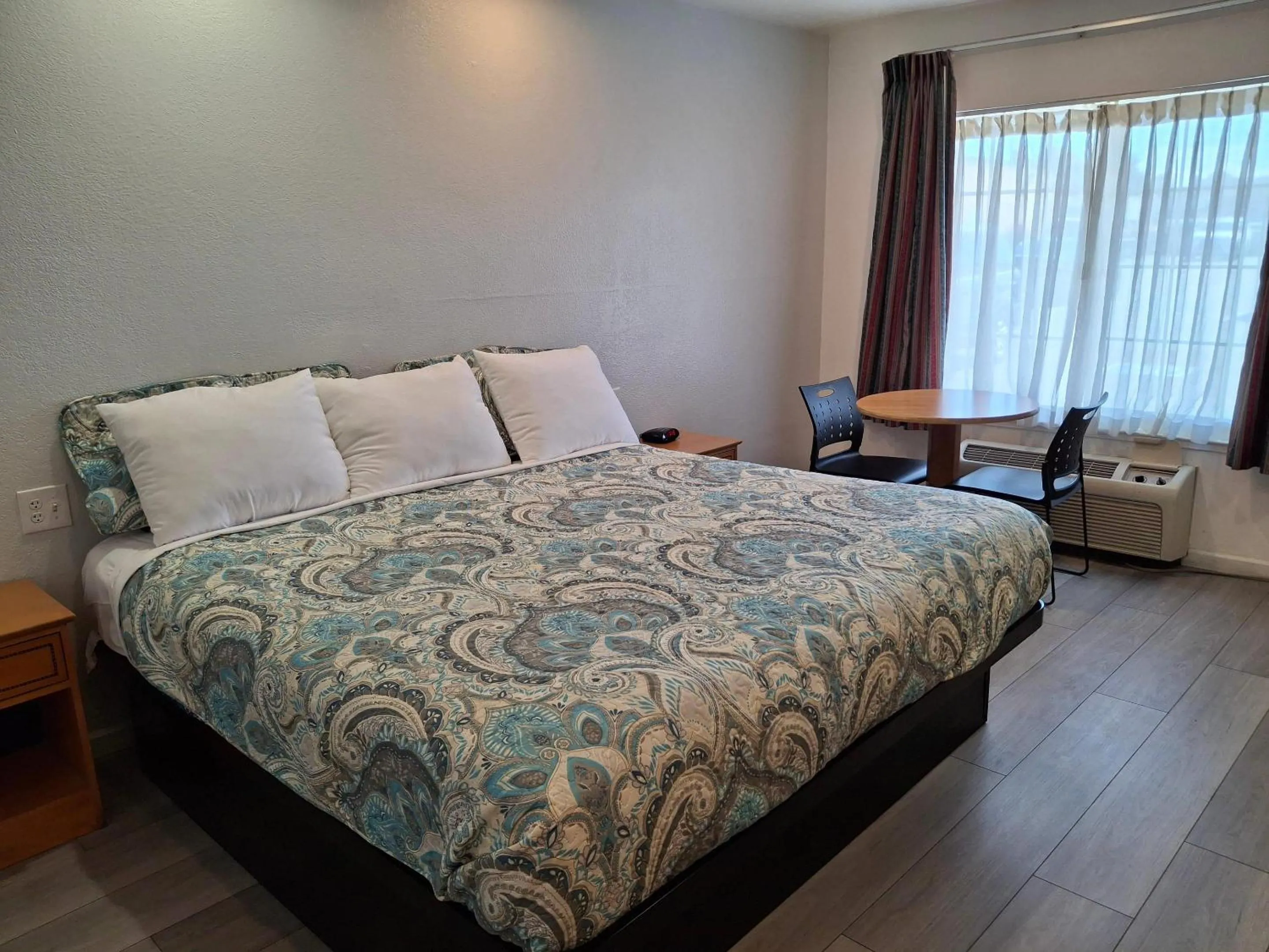 Bedroom, Bed in Rodeway Inn Alameda-Oakland