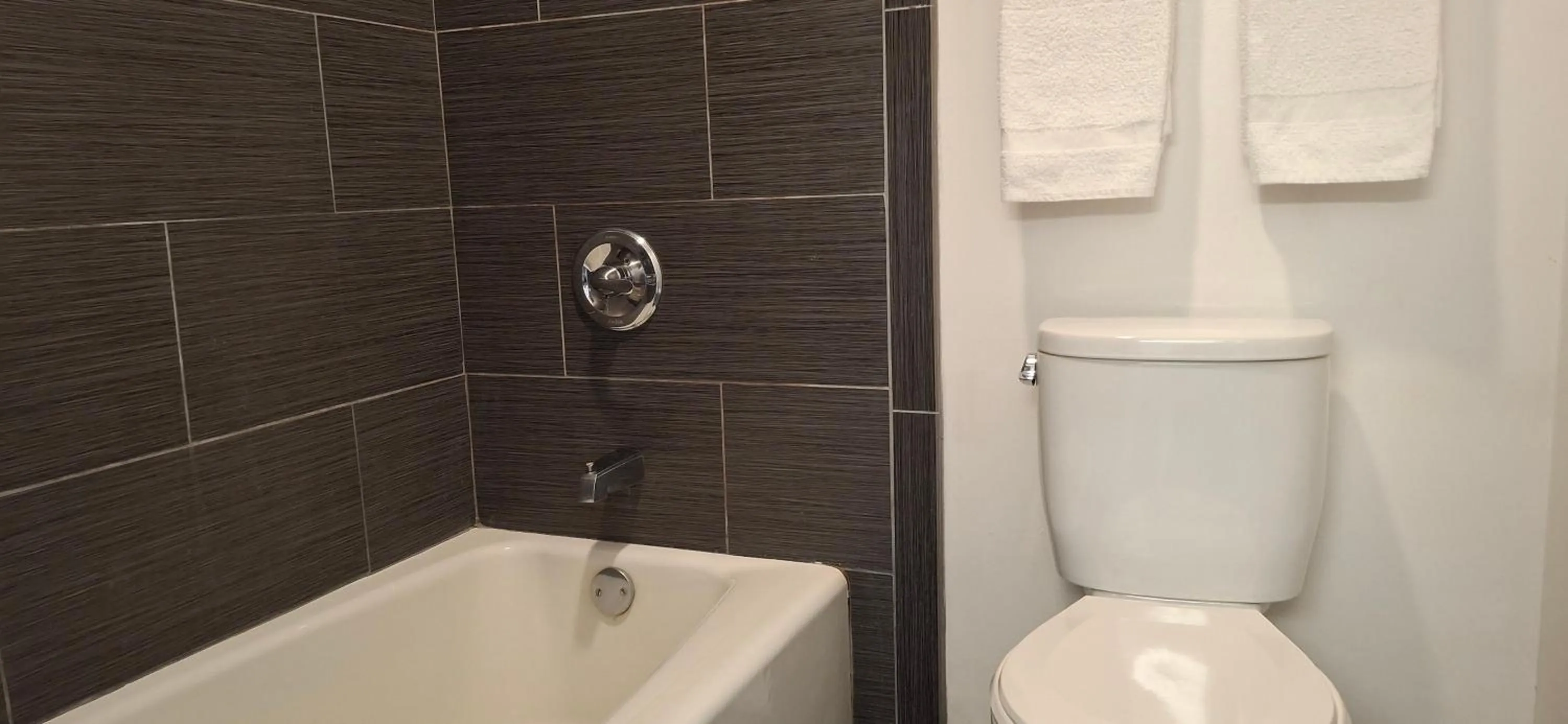 Bathroom in Rodeway Inn Alameda-Oakland