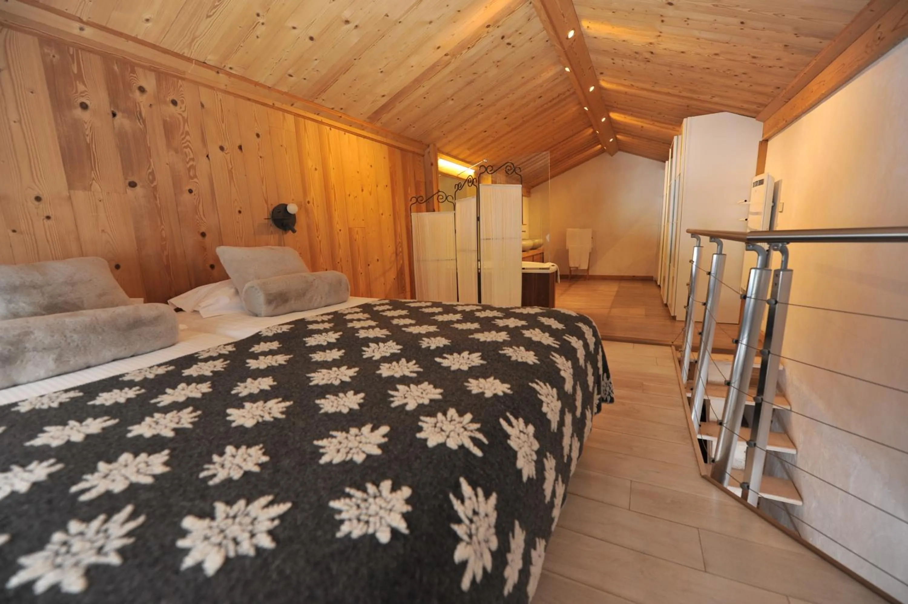 Bedroom, Bed in Chalet-Hôtel La Chemenaz
