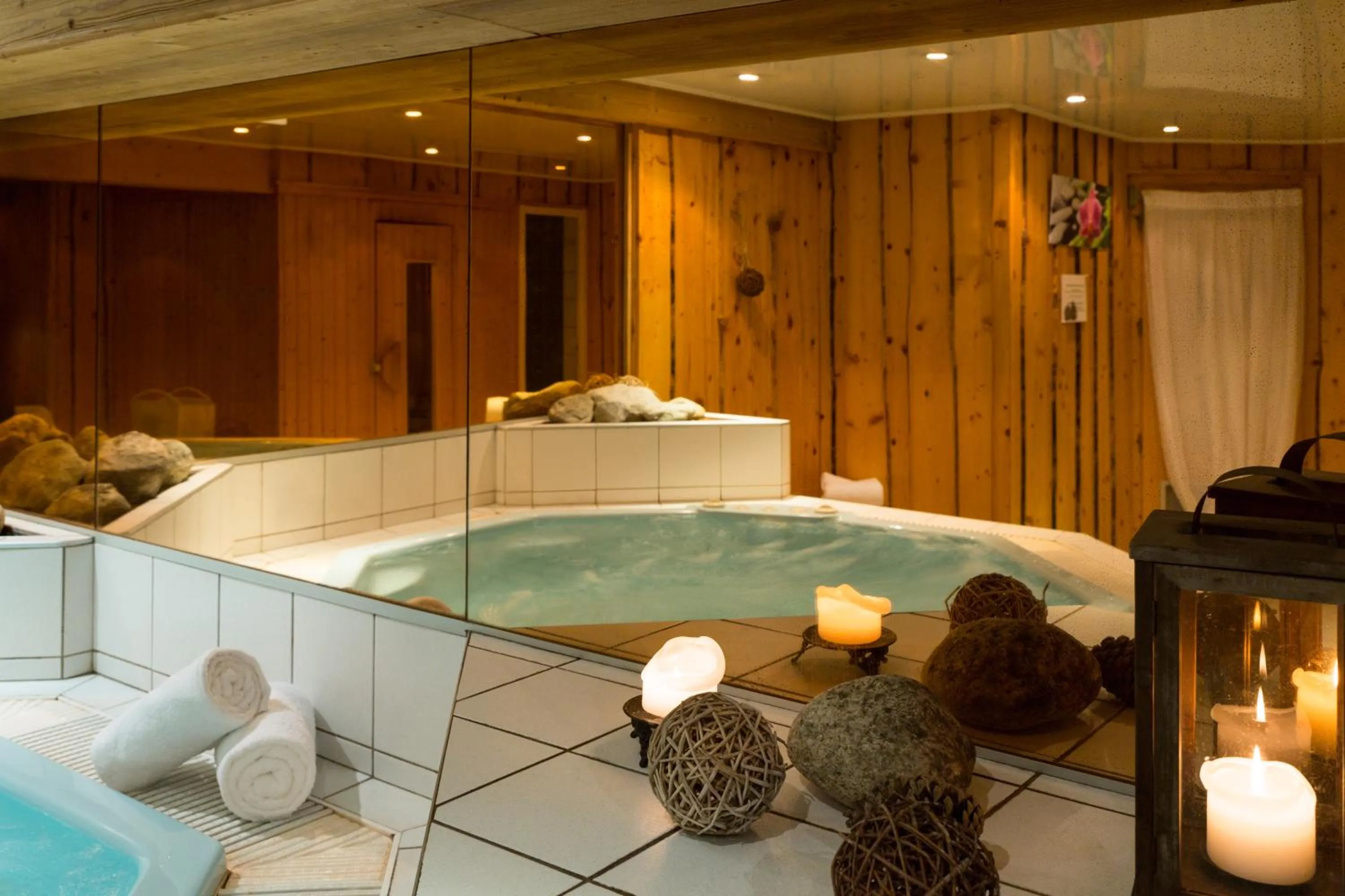 Hot Tub in Chalet-Hôtel La Chemenaz