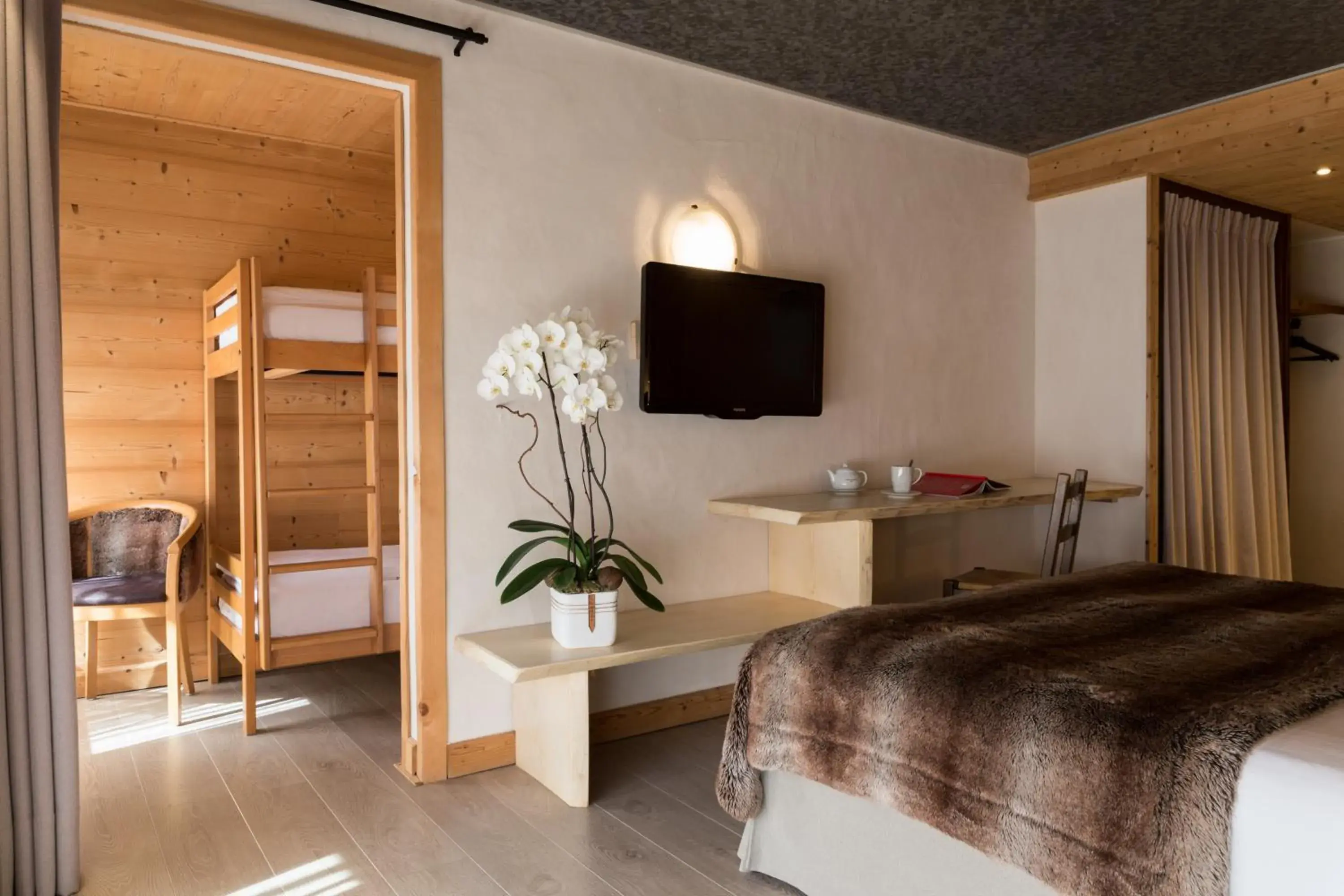 Family Room (2 Adults + 2 Children) in Chalet-Hôtel La Chemenaz Family Room (2 Adults + 2 Children) in Chalet-Hôtel La Chemenaz