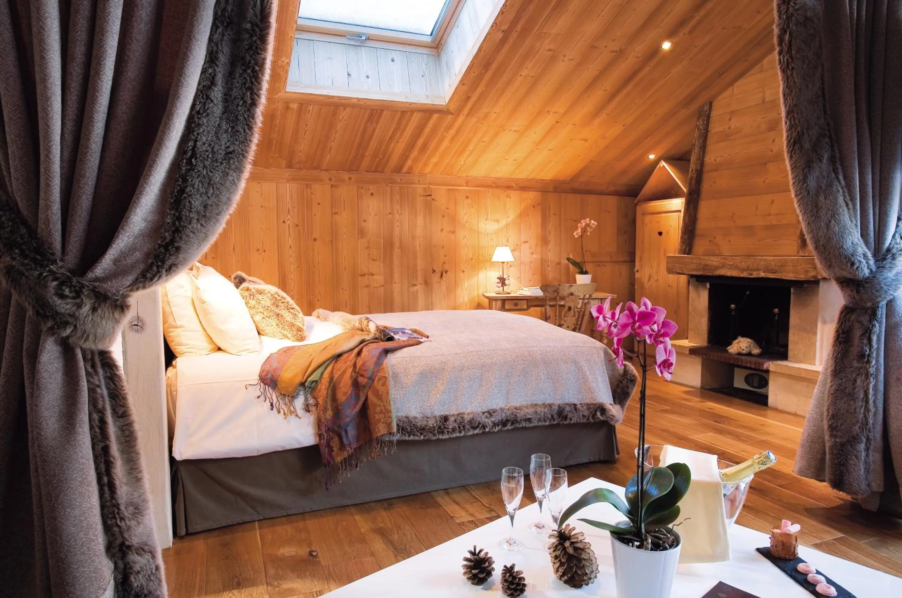 Photo of the whole room, Bed in Chalet-Hôtel La Chemenaz