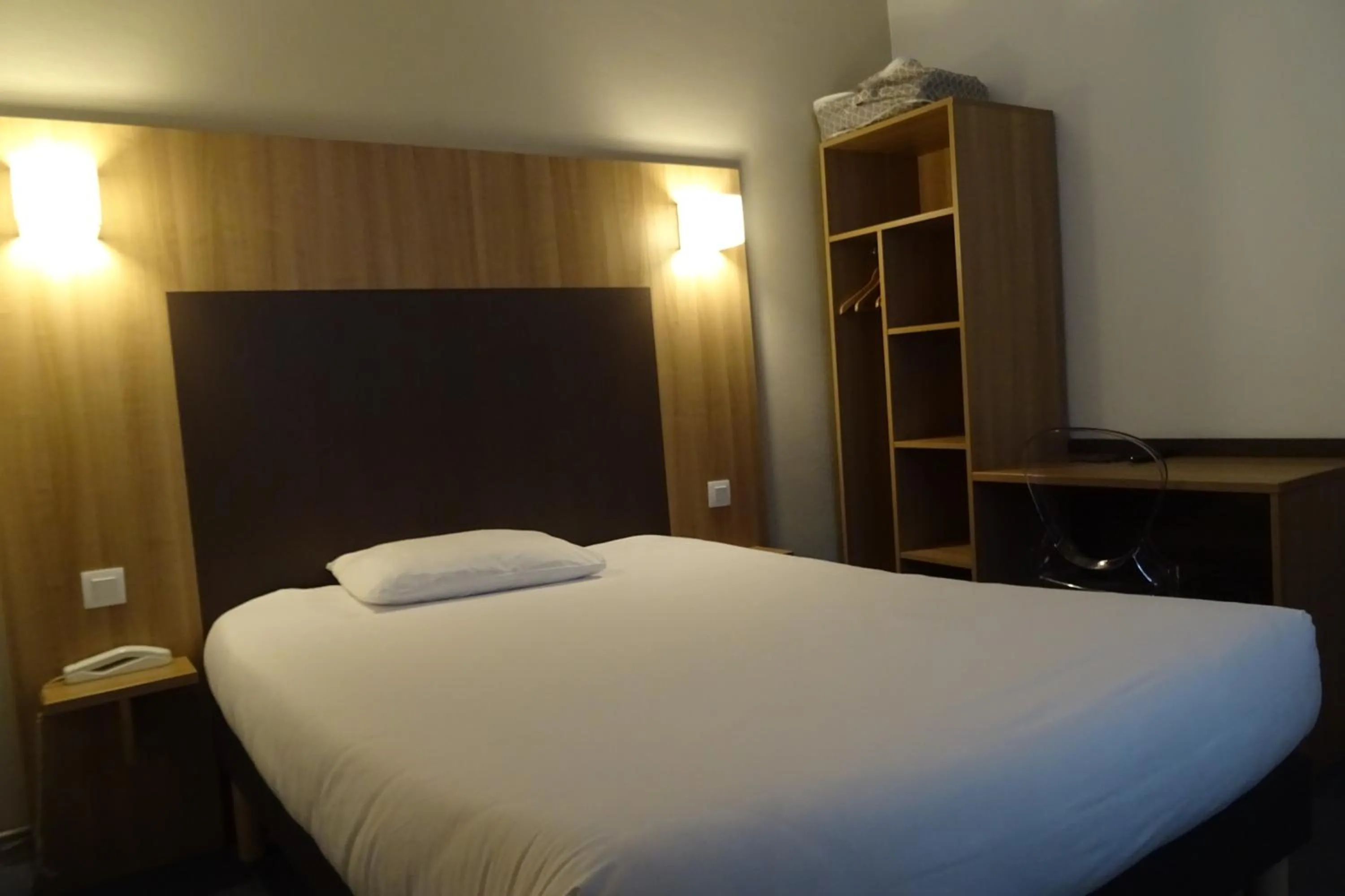 Bed in Hôtel Saint-Patrick Cœur de NANTES