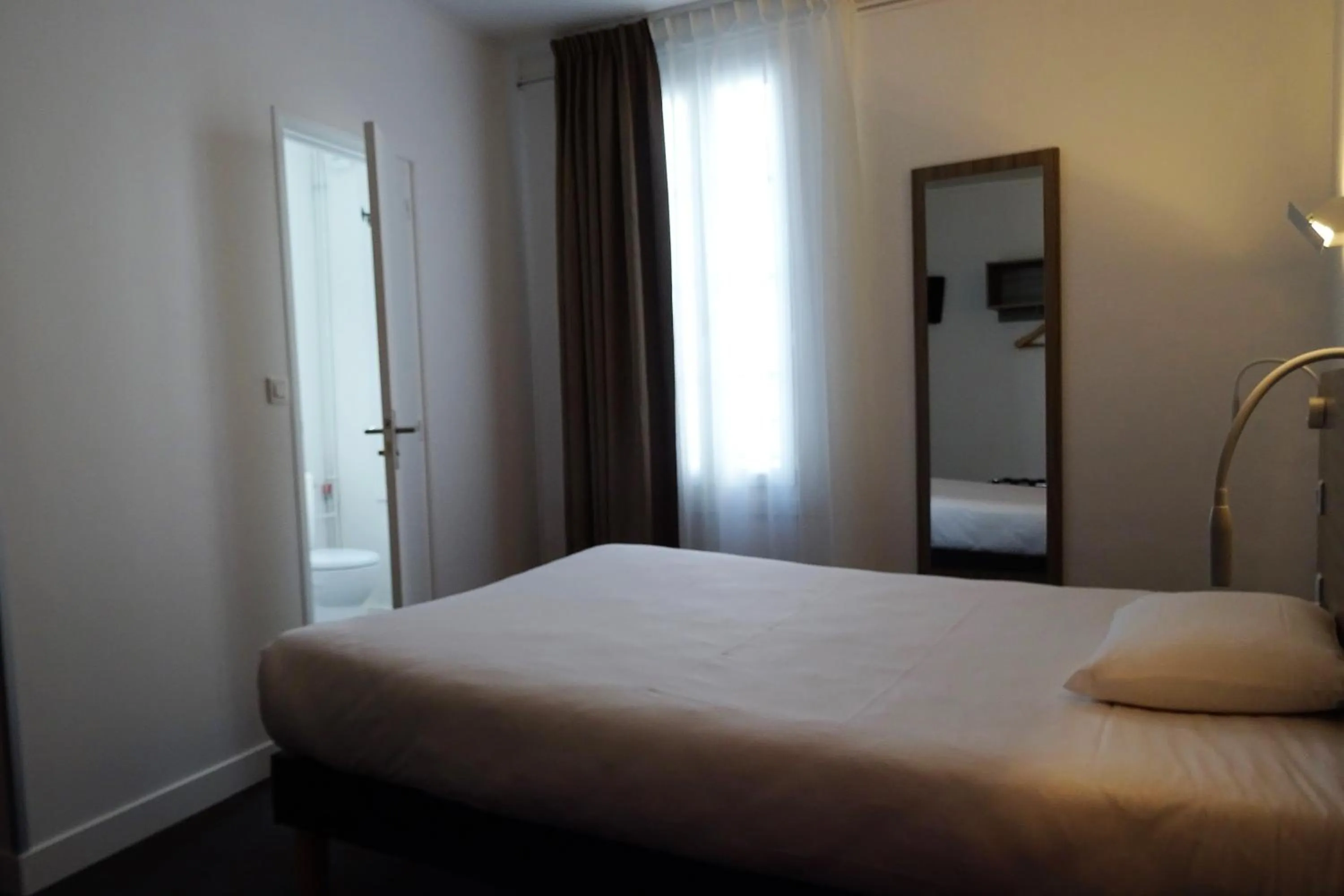 Bed in Hôtel Saint-Patrick Cœur de NANTES