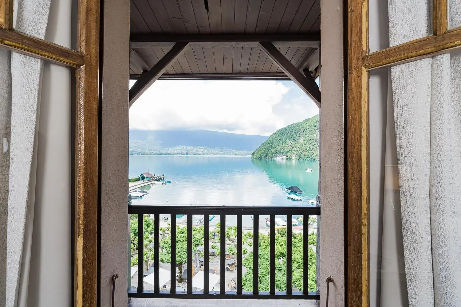 Double or Twin Room with Lake View and Garden in Hotel Le Cottage Bise Double or Twin Room with Lake View and Garden in Hotel Le Cottage Bise