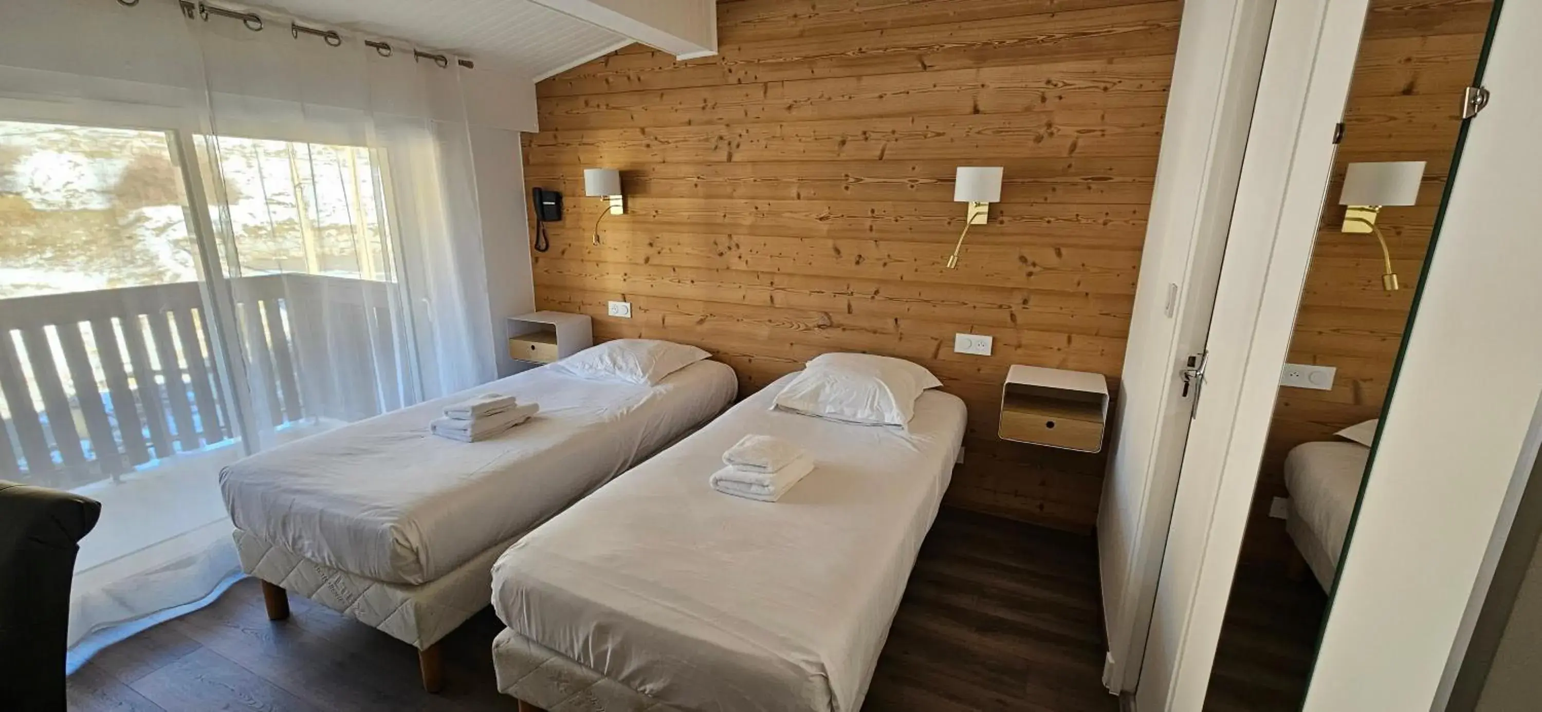 Standard Twin Room with Street View in Hôtel Cristol Standard Twin Room with Street View in Hôtel Cristol