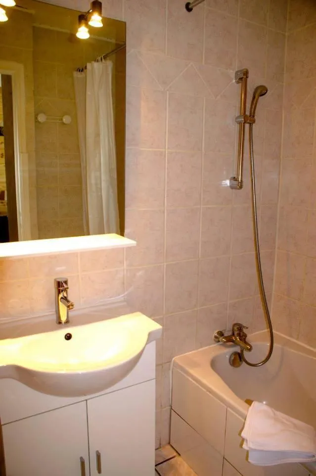 Bathroom in Hôtel Cristol