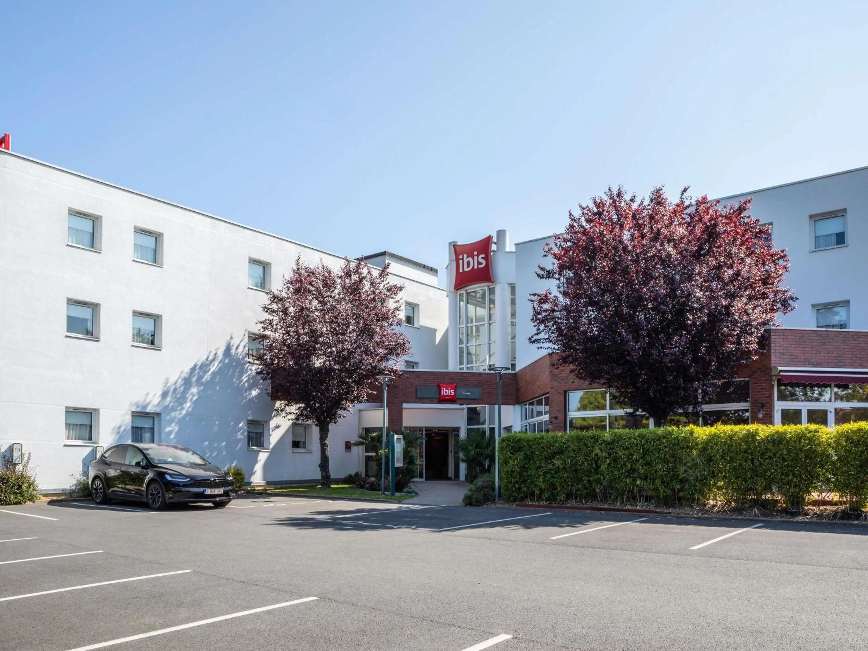 Property building in ibis Massy