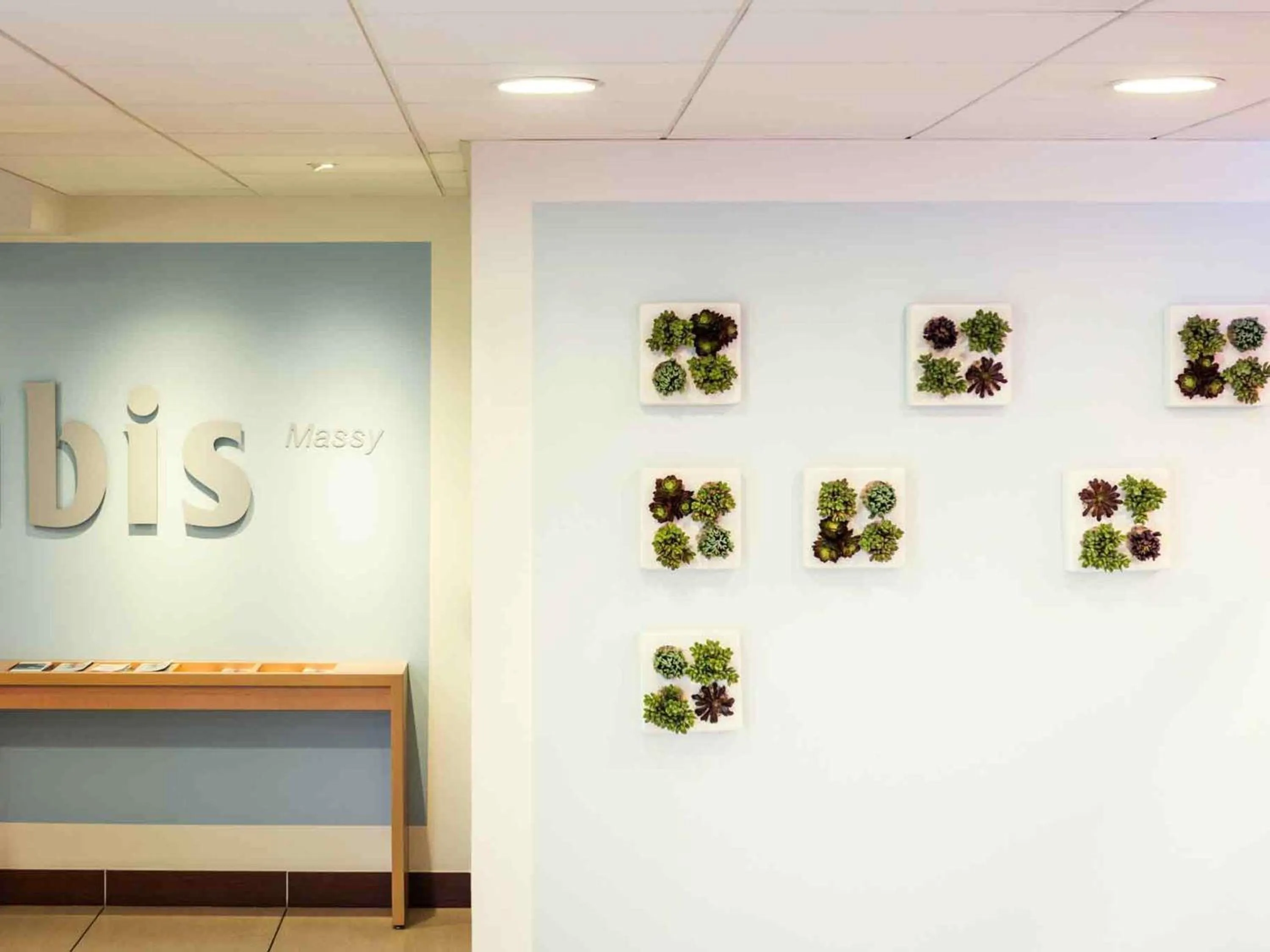 Property building in ibis Massy