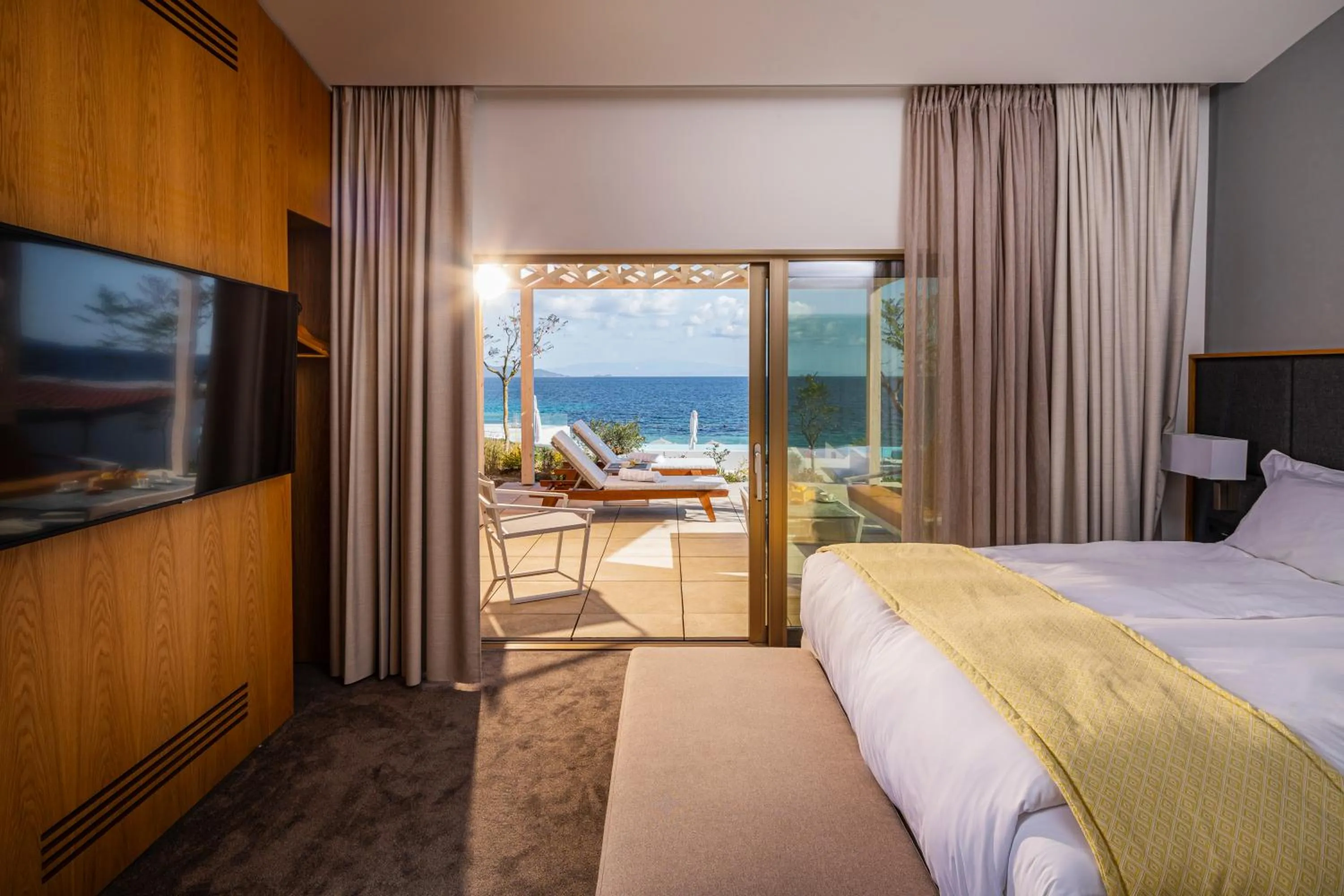 Balcony/Terrace, Bed in Mount Athos Resort