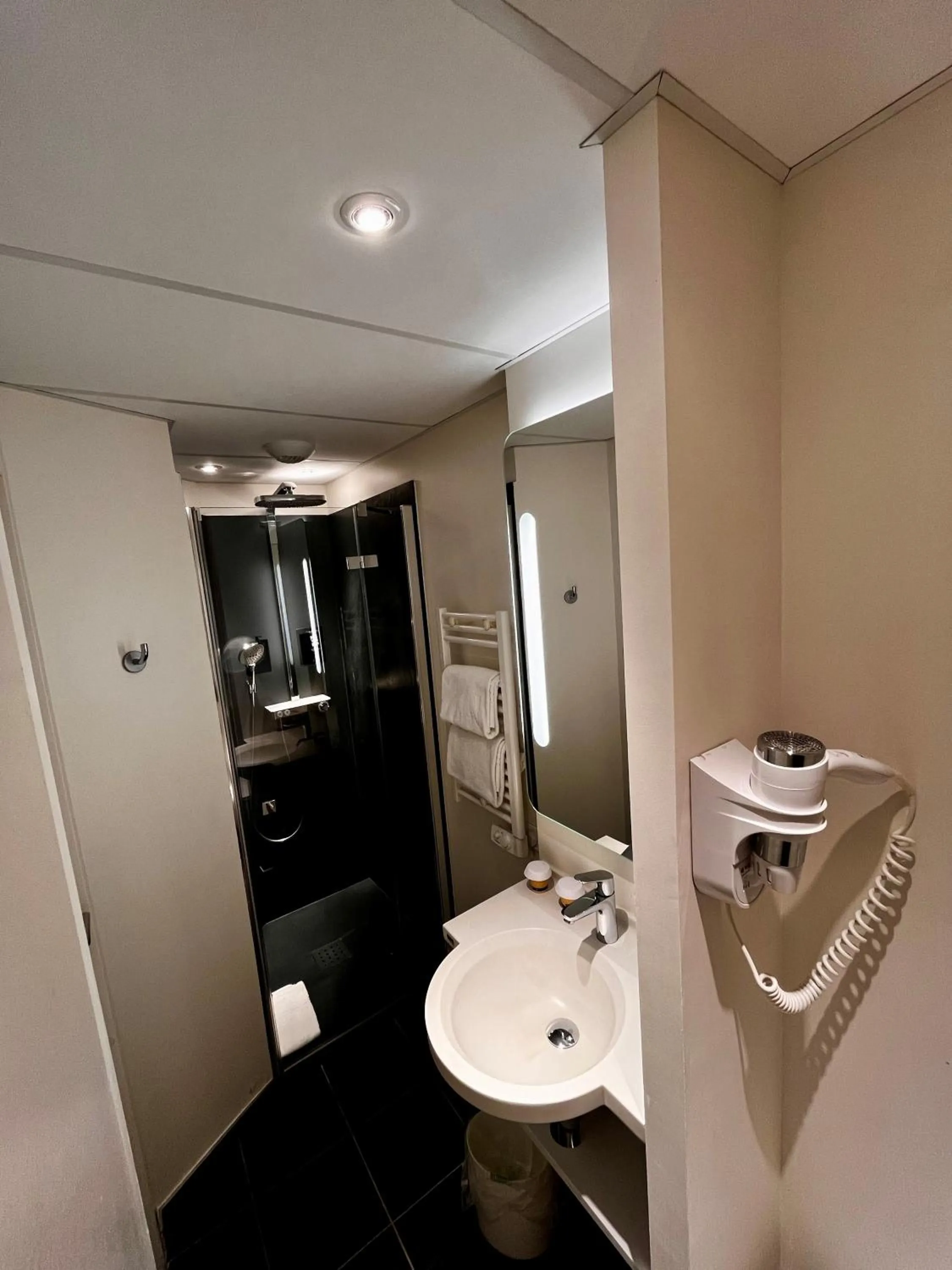 Bathroom in ibis Besançon Centre Ville