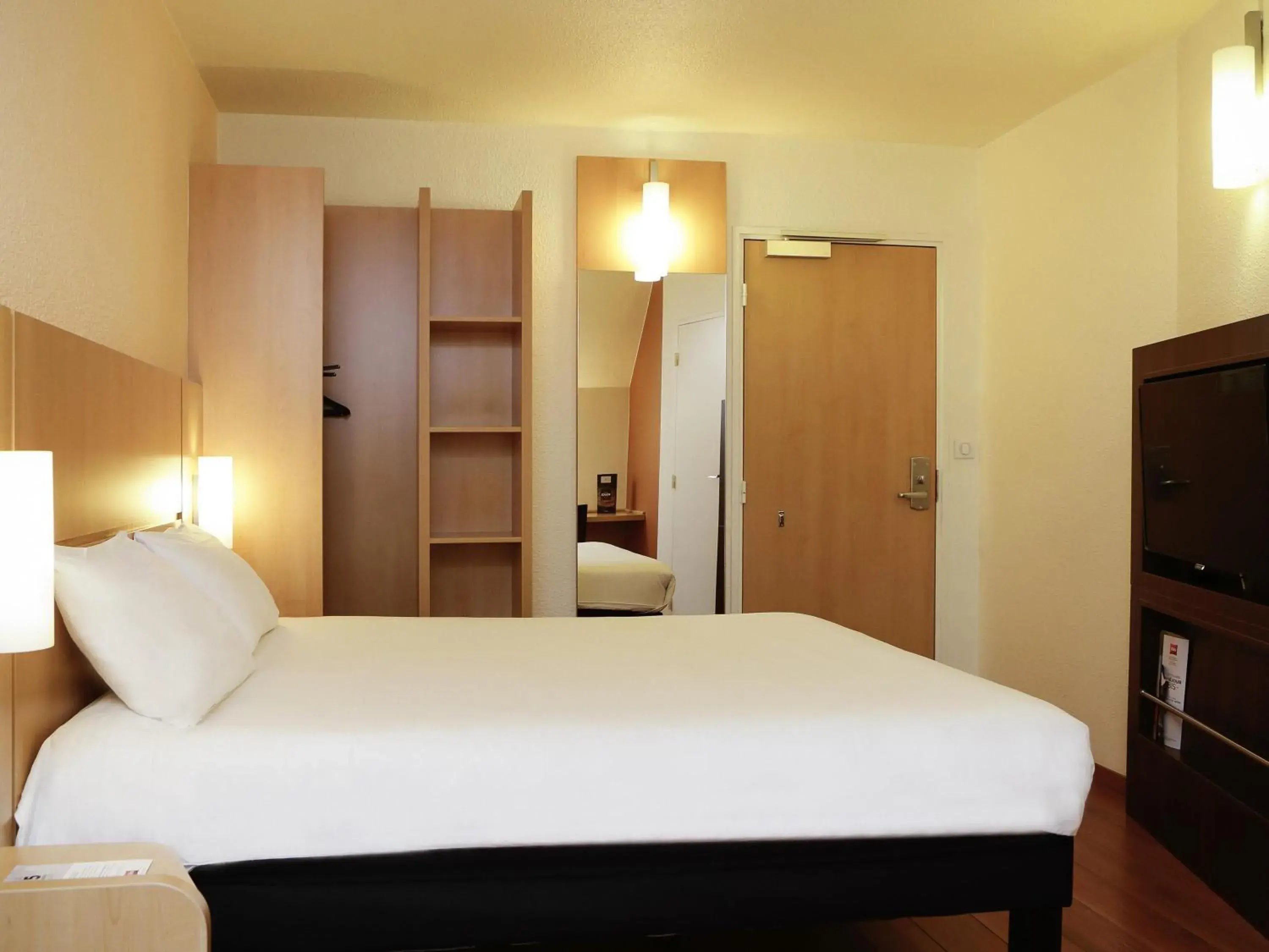 Bedroom, Bed in ibis Besançon Centre Ville Bedroom, Bed in ibis Besançon Centre Ville