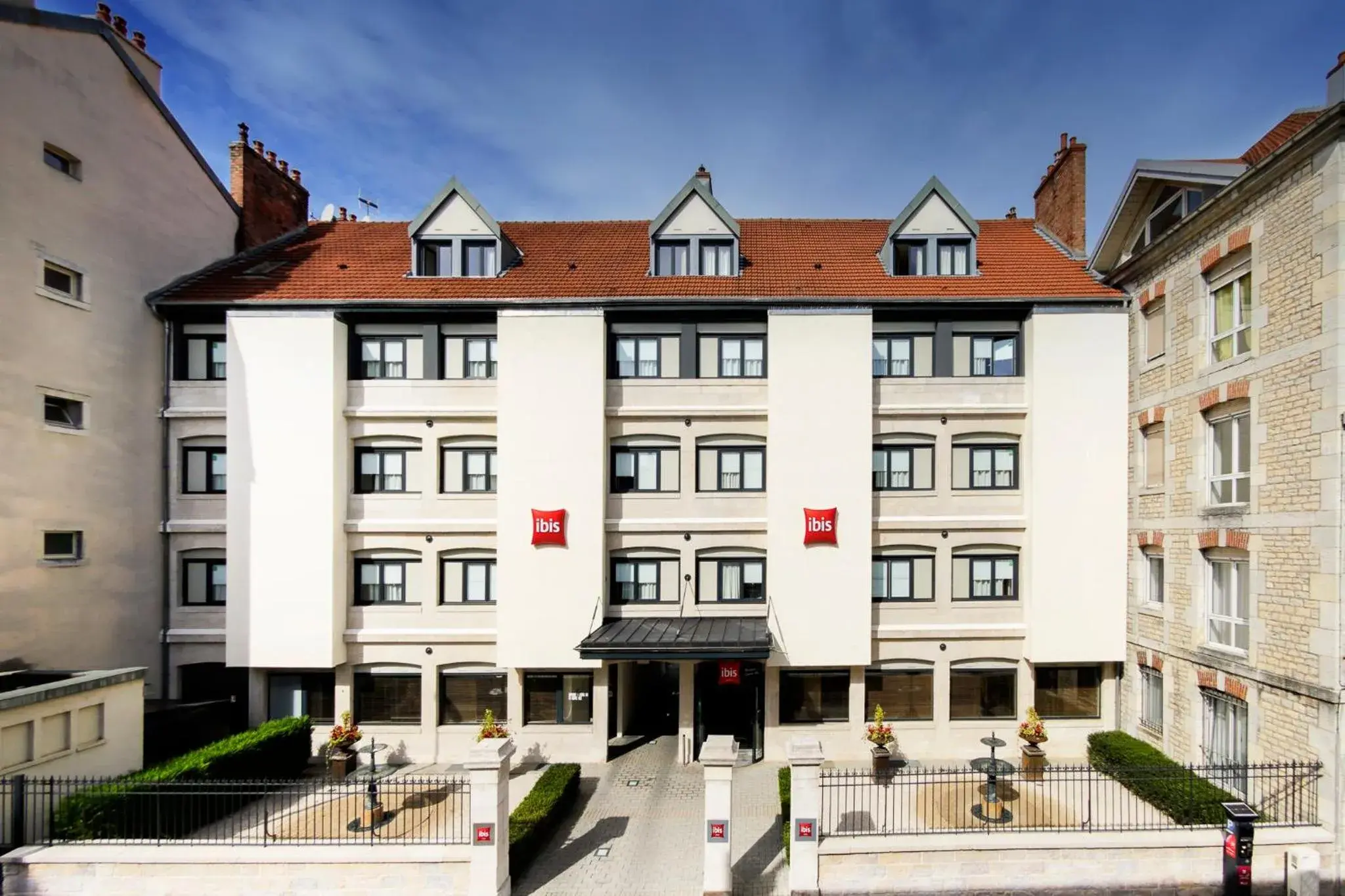 Facade/entrance in ibis Besançon Centre Ville Facade/entrance in ibis Besançon Centre Ville