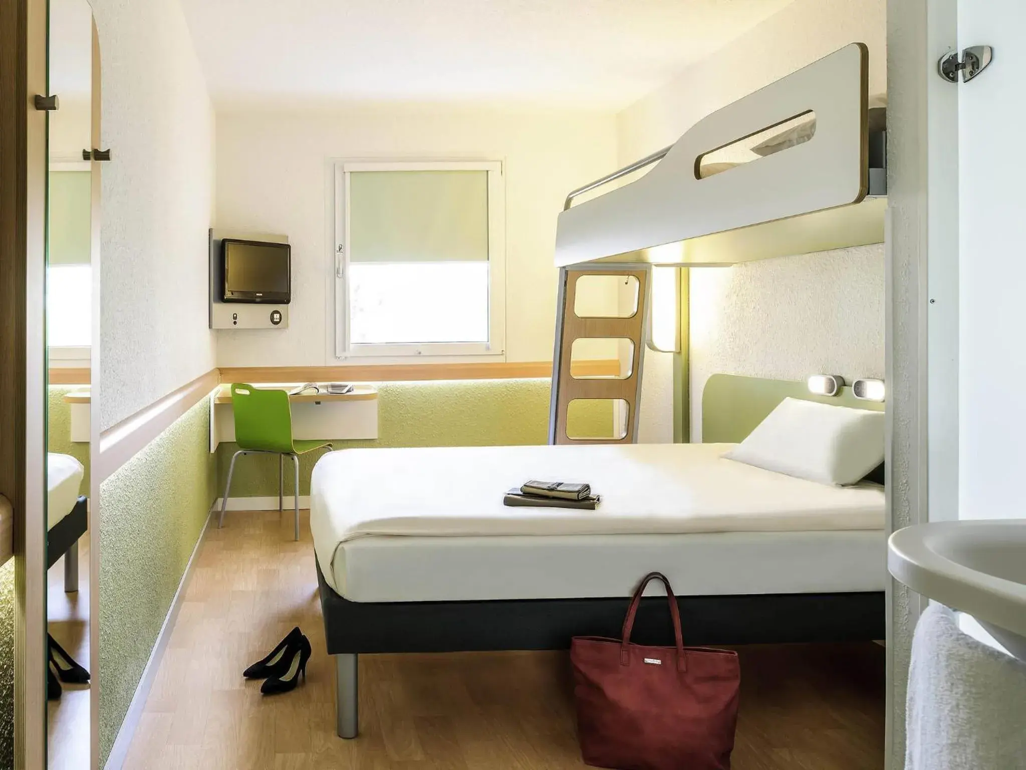 Bedroom, Bed in ibis budget Istres Trigance Bedroom, Bed in ibis budget Istres Trigance