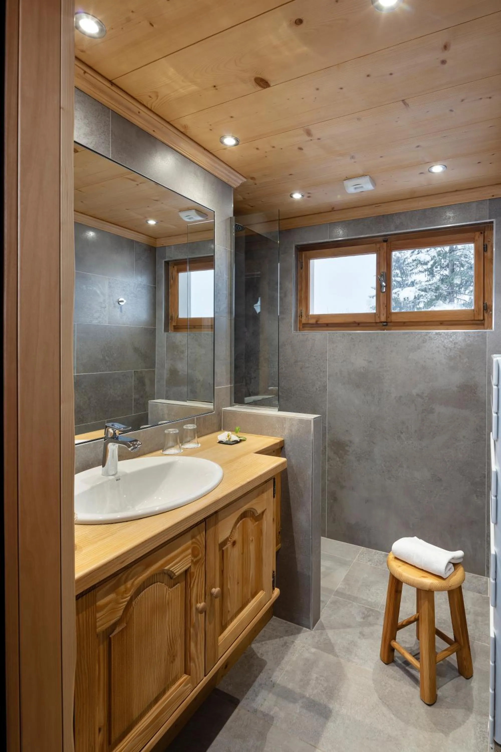 Bathroom in Chalet-Hôtel Neige et Roc, The Originals Relais