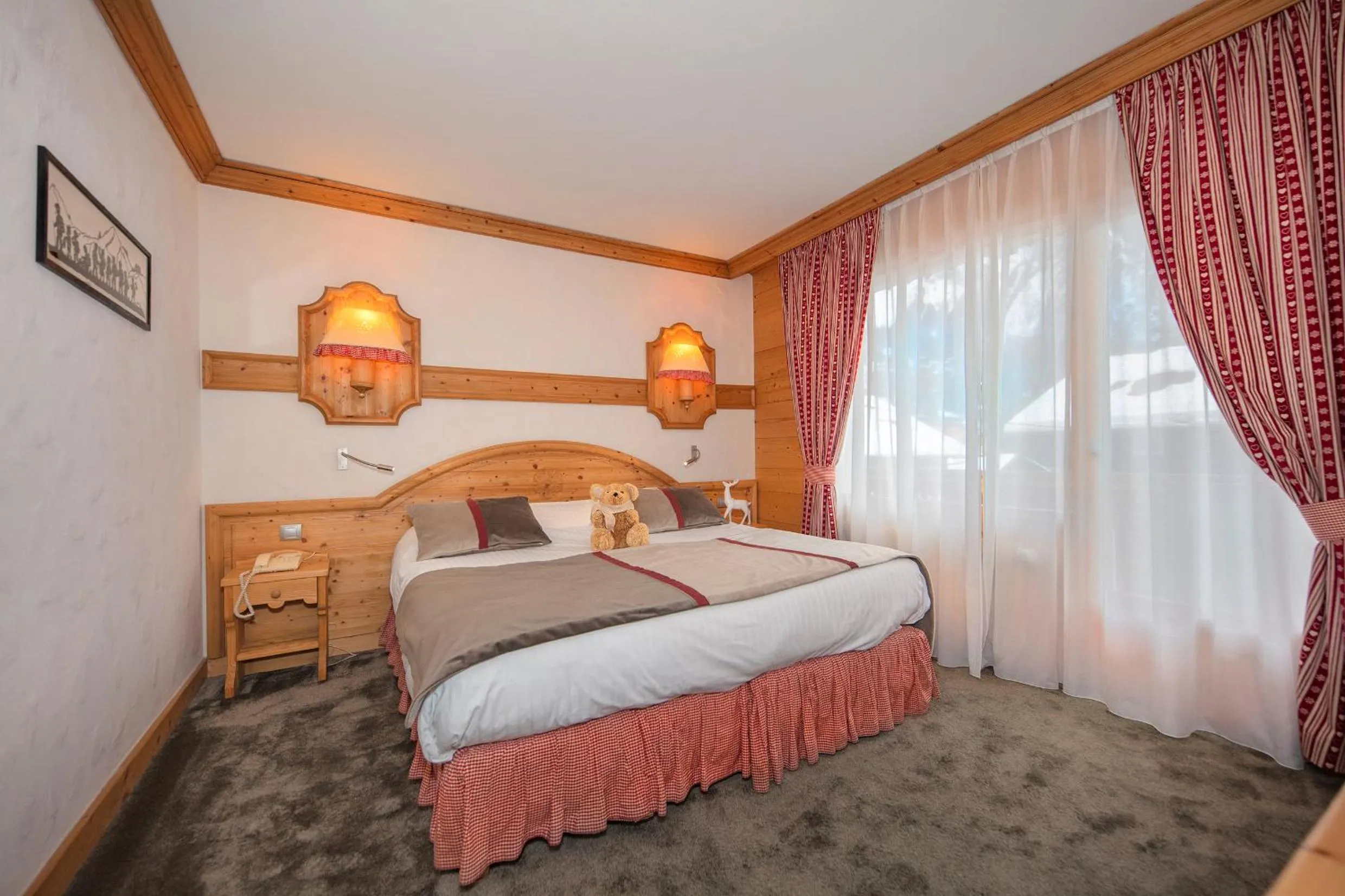 Bedroom, Bed in Chalet-Hôtel Neige et Roc, The Originals Relais