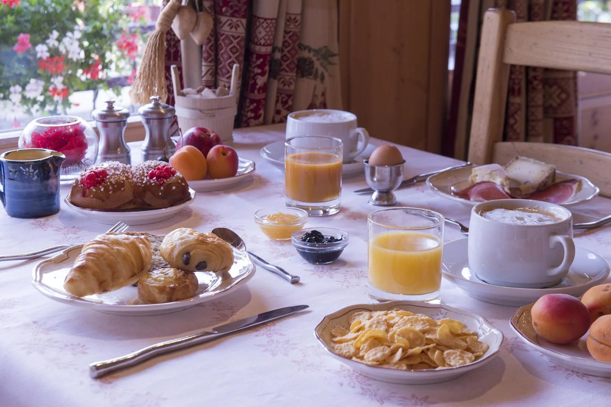 Breakfast in Chalet-Hôtel Neige et Roc, The Originals Relais