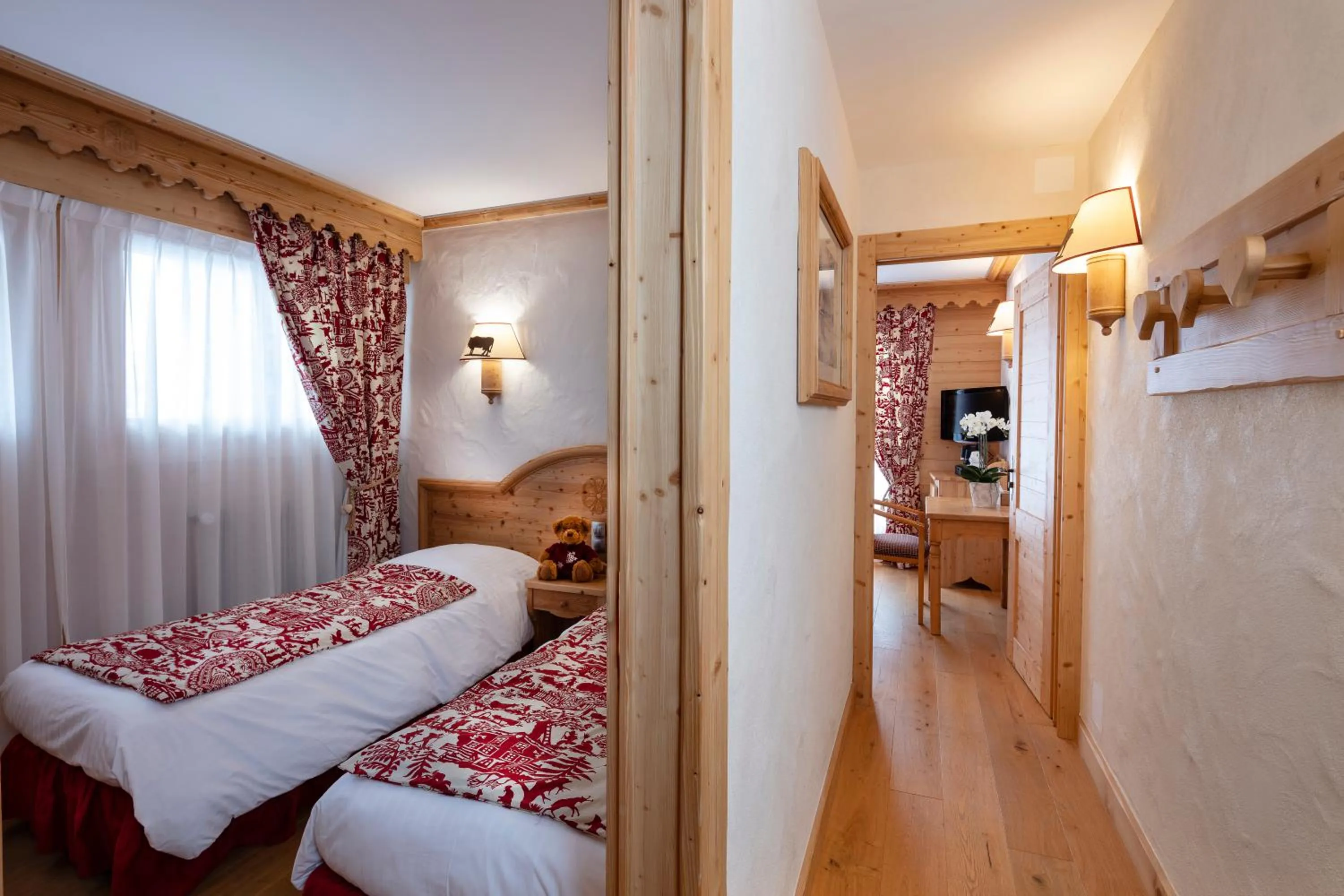 Photo of the whole room, Bed in Chalet-Hôtel Neige et Roc, The Originals Relais