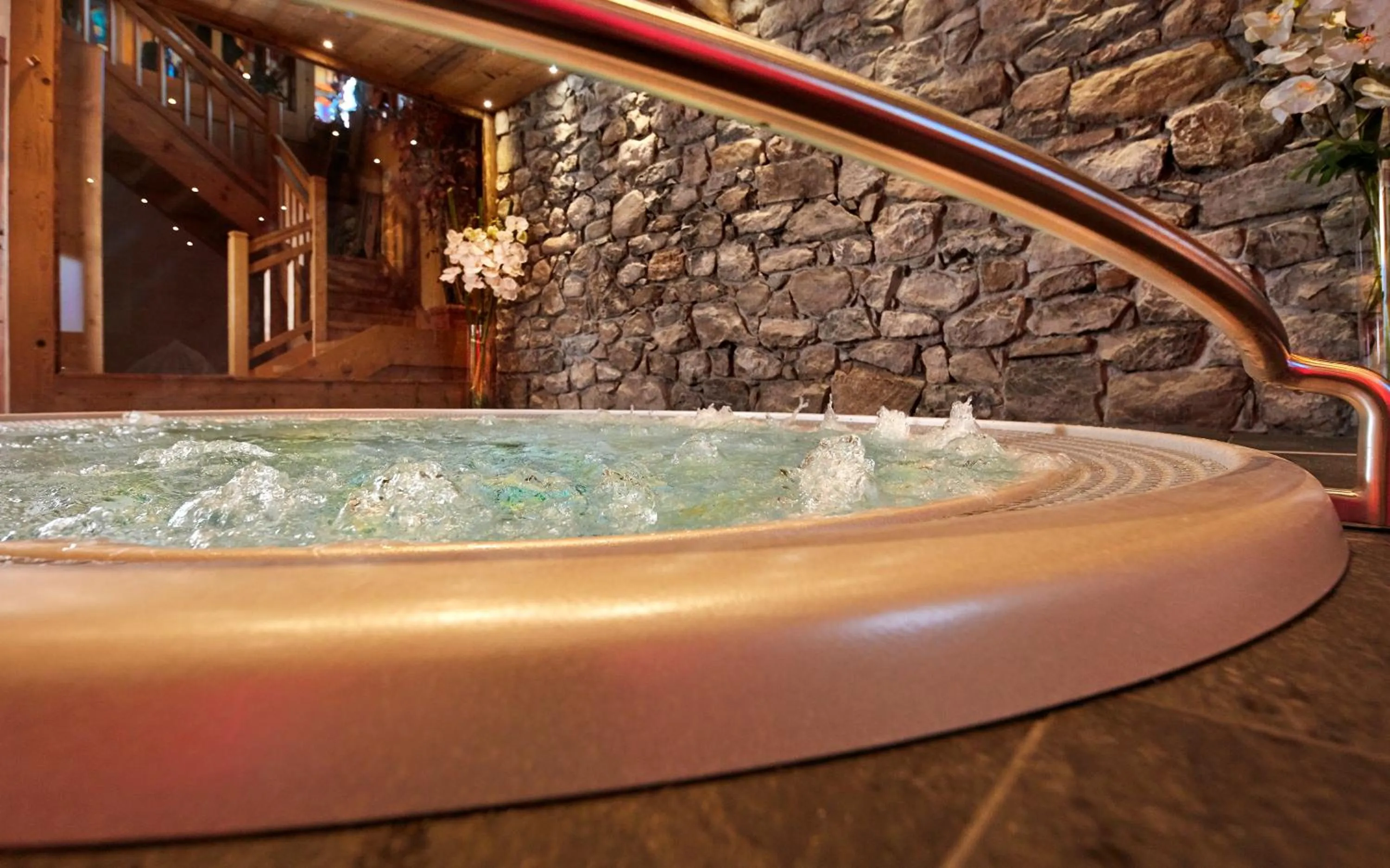 Hot Tub in Chalet-Hôtel Neige et Roc, The Originals Relais