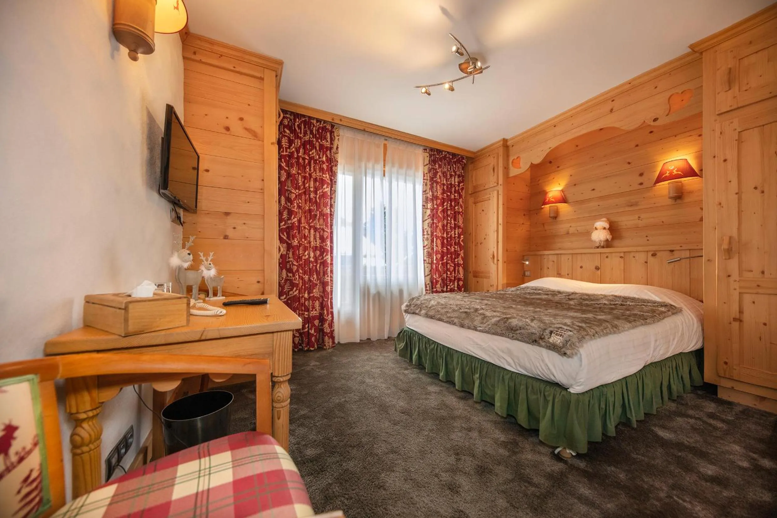 Bedroom, Bed in Chalet-Hôtel Neige et Roc, The Originals Relais